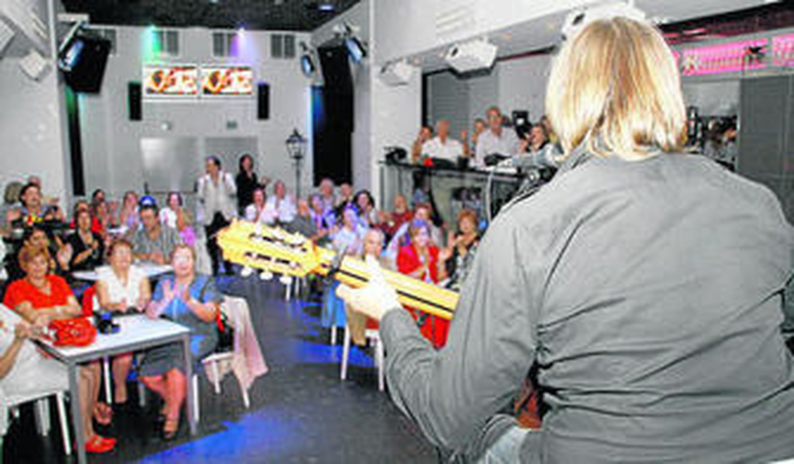 El público durante la actuación del cantautor almeriense Antonio Pérez Montoya.