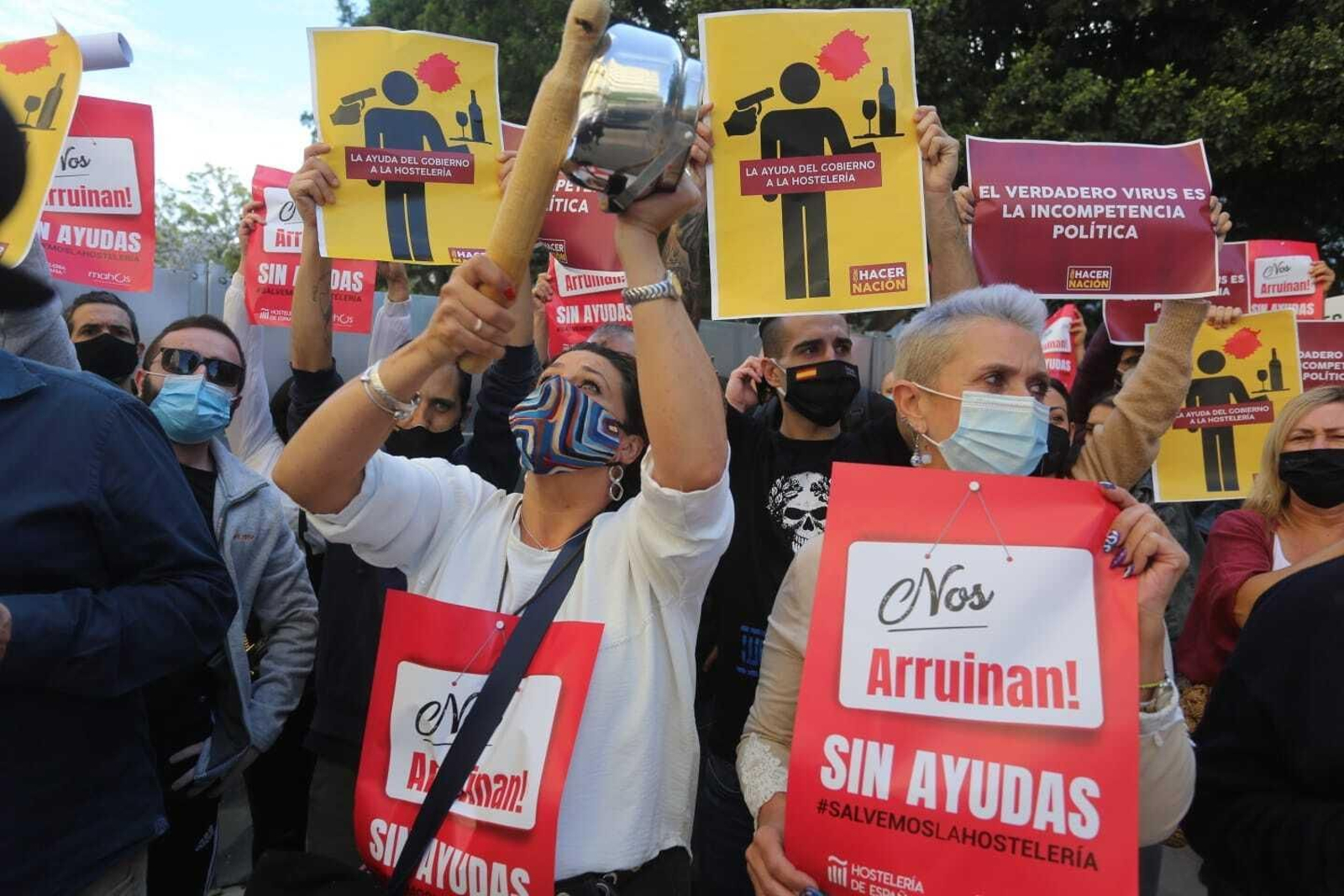 Fotos de la cacerolada de los hosteleros en Málaga, contras las medidas del Covid