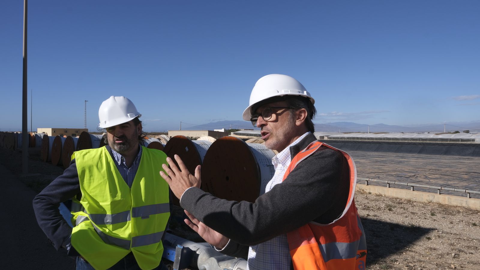 José Colomina y Paco Urquijo dan explicaciones del funcionamiento de la planta, ante la balsa de acumulación. Mar de Alborán dispone de 600.000 m3 de almacenamiento de agua en balsas.