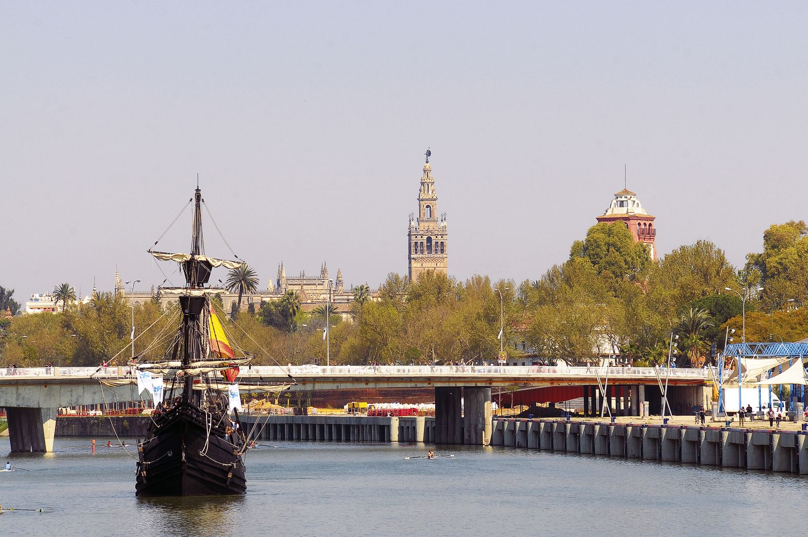 La Nao  Victoria en la dársena del Guadalquivir.