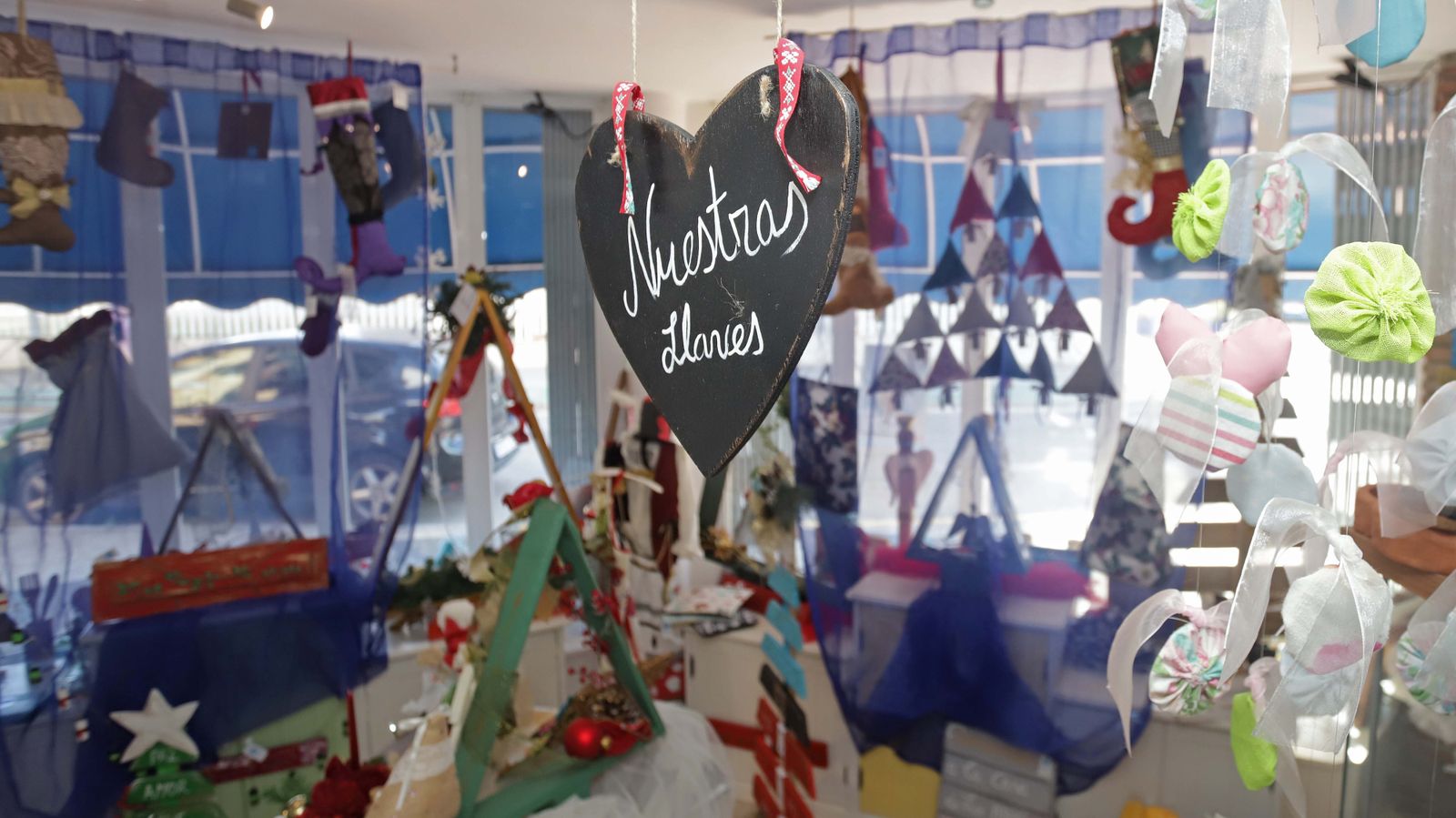 Venta de productos navideños solidarios de Apadis en Algeciras