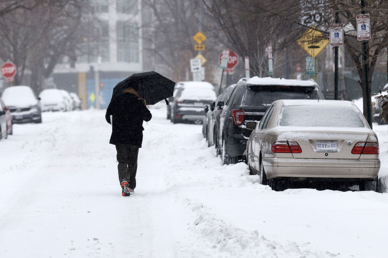 Las gélidas y blancas imágenes que deja la tormenta monstruosa en los EEUU