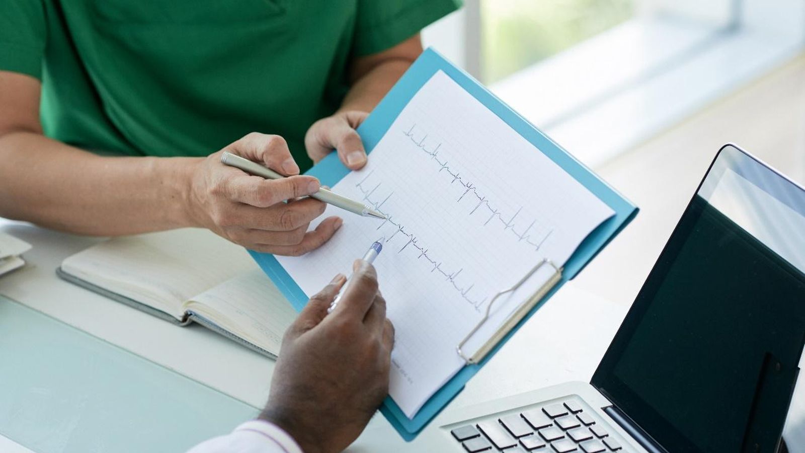 La incorporación de la IA permite analizar miles de datos clínicos e imágenes en segundos, identificando patrones que antes pasaban desapercibidos