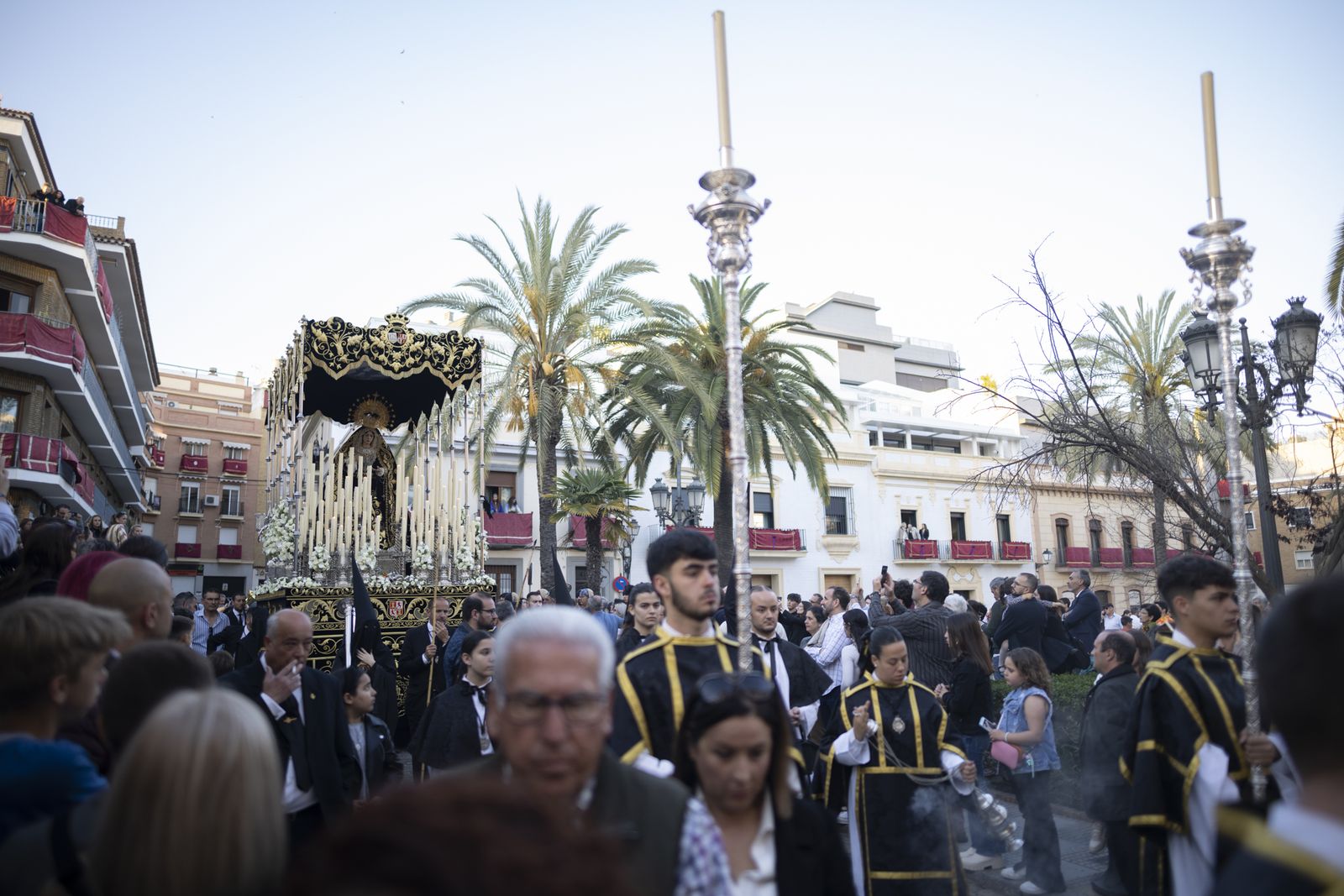 La Hermandad del Santo Entierro de la Semana Santa de Huelva 2023, en imágenes