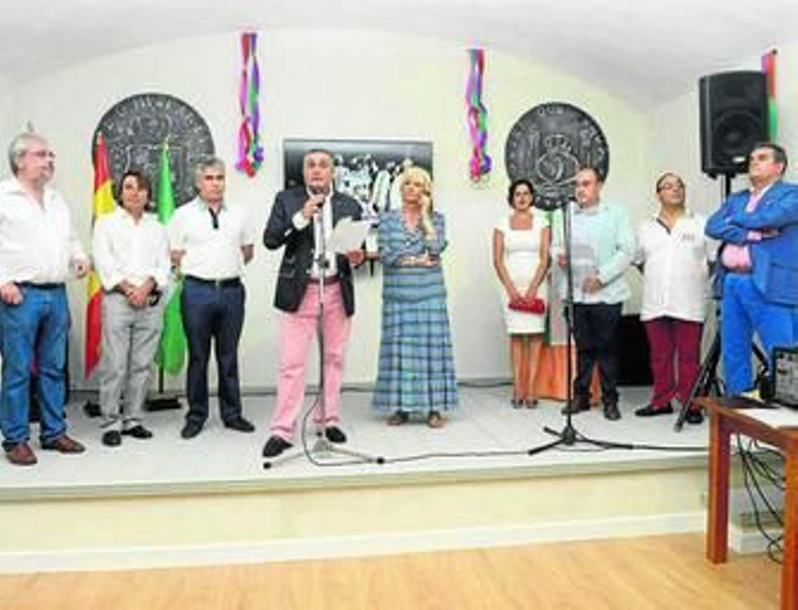 Antonio Procopio se dirige al público rodeado de autoridades, coristas y el presentador del acto, Germán García.