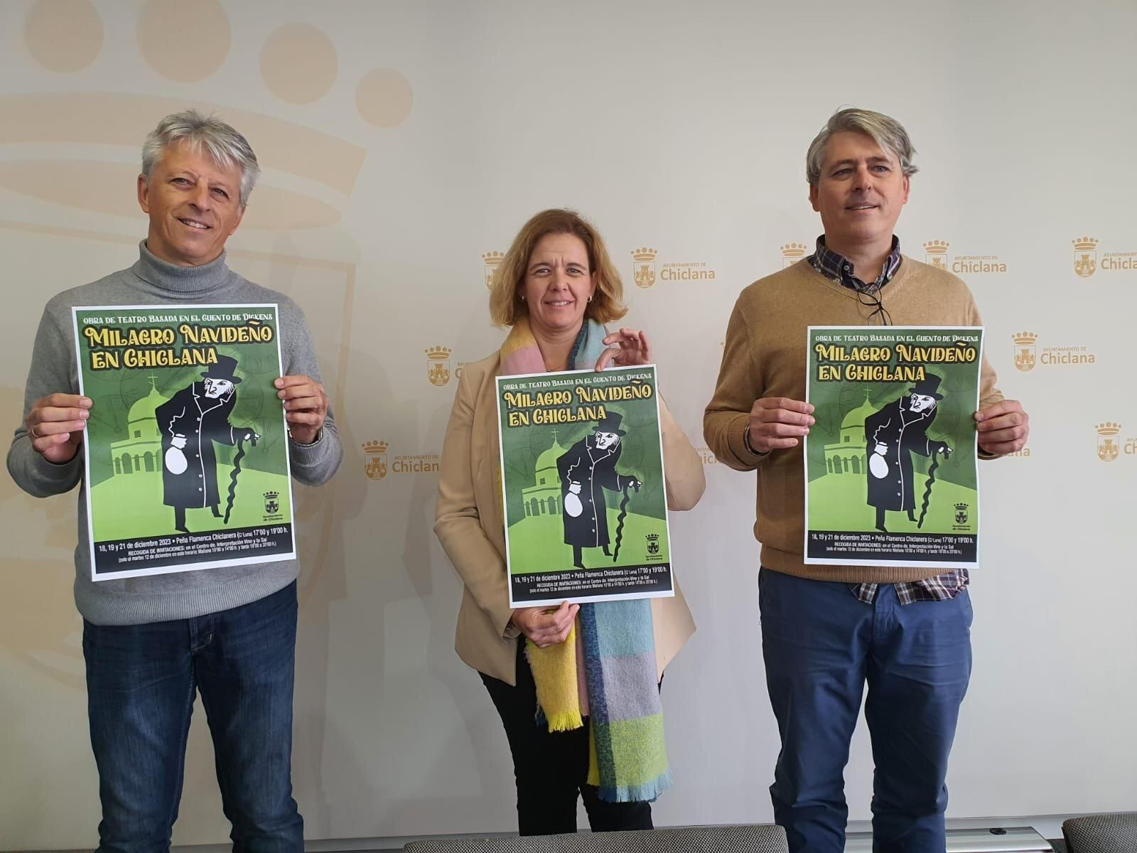 Los participantes en la rueda de prensa muestran el cartel de esta pieza teatral.