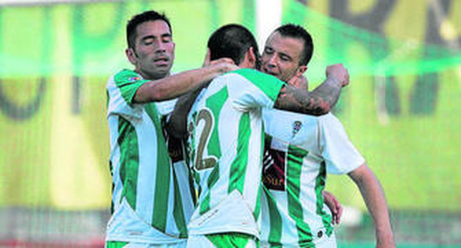 Usero y Tena felicitan a Pepe Díaz tras uno de sus goles.