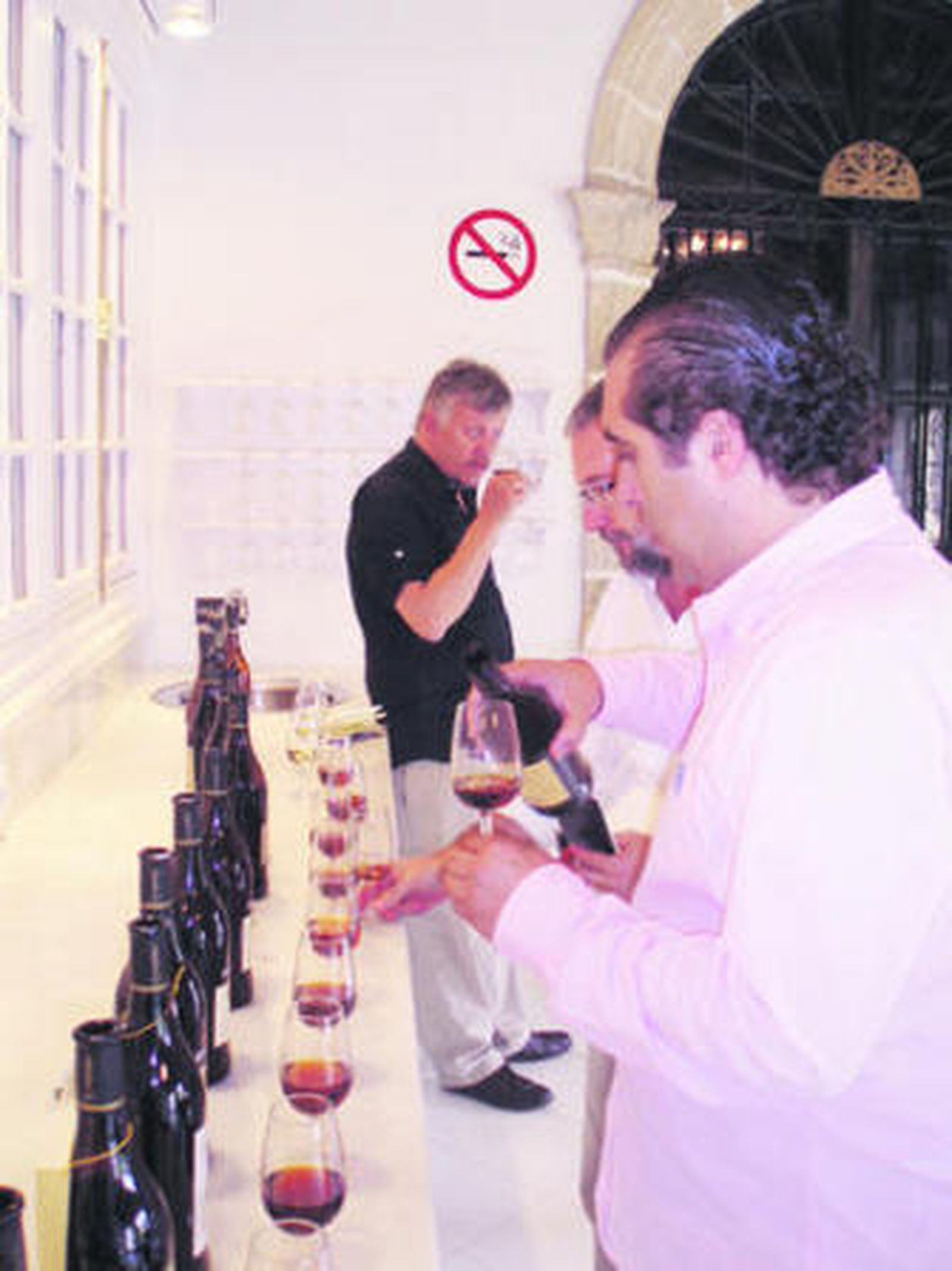 Un momento de la cata, el pasado jueves, en las Bodegas Lustau de Grupo Caballero.