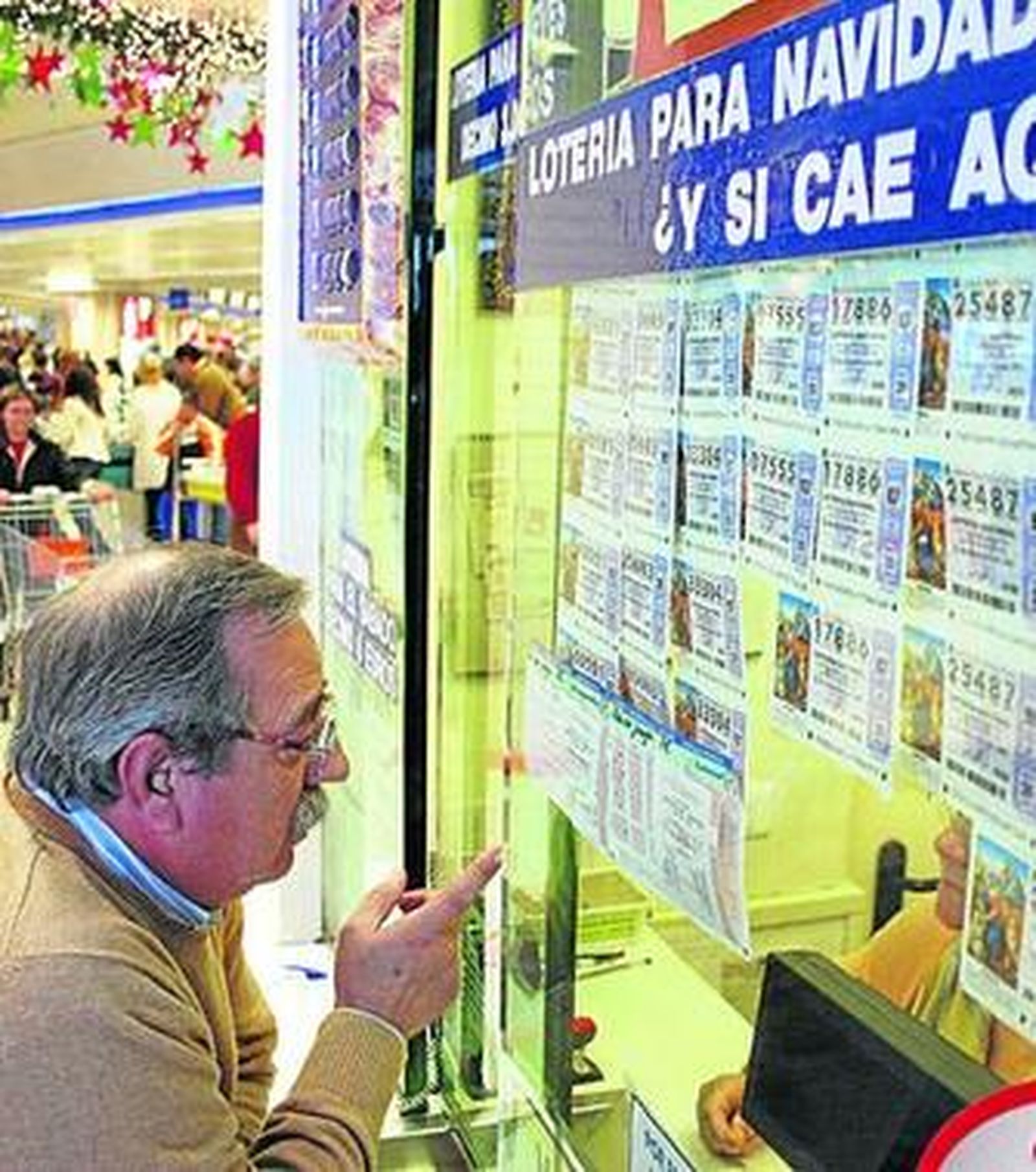 Un hombre demanda una participación navideña en una administración.