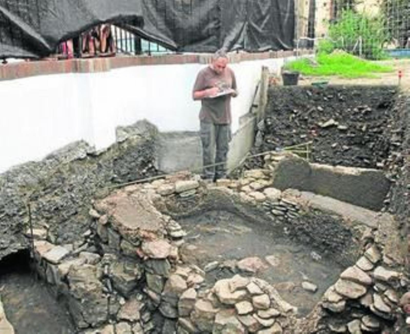 El arqueólogo municipal, Rafael Álvarez, ayer trabajando en el yacimiento del Parque de las Acacias.