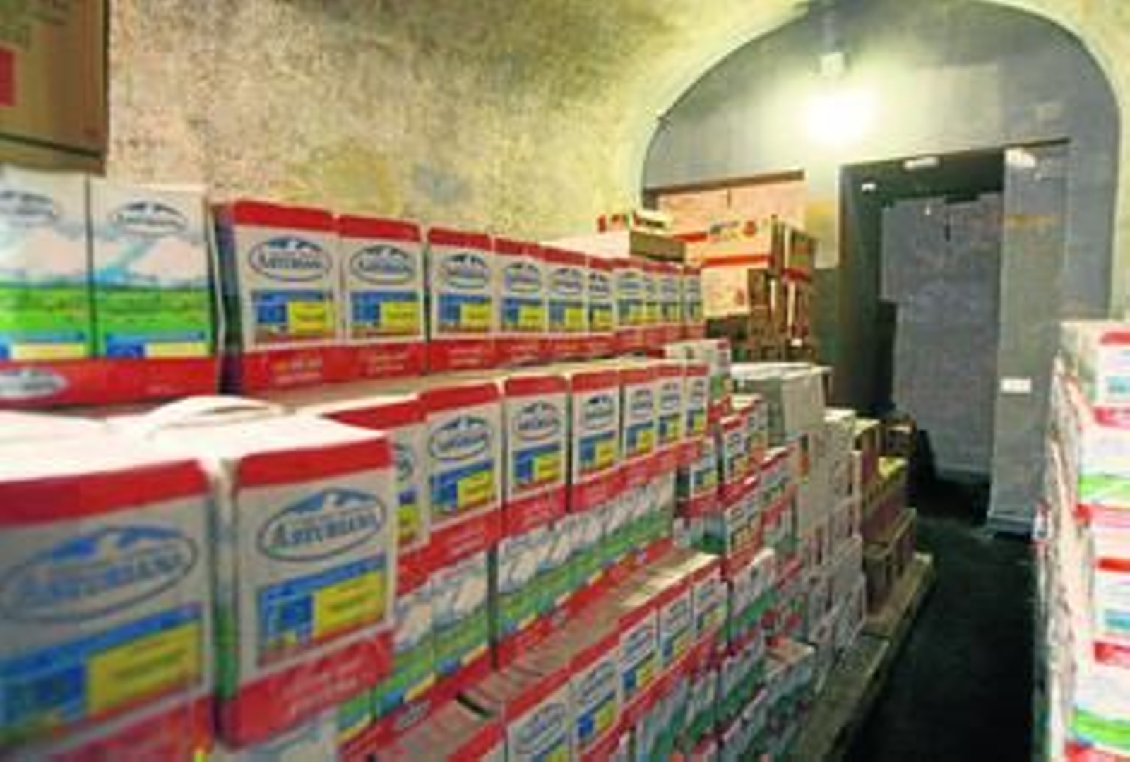 El recién recuperado aljibe, que actualmente sirve de almacén para los lotes de alimentos que se reparten cada semana.