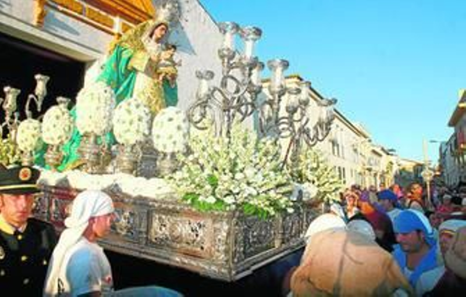 La Virgen de los Remedios de Aljaraque, tras salir de su capilla, ayer tarde.