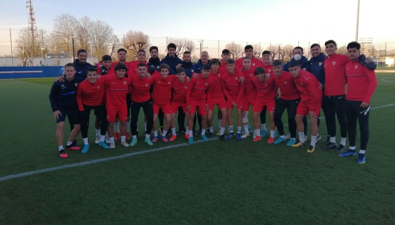 La plantilla del Sevilla juvenil, en las instalaciones del PSG, en París.
