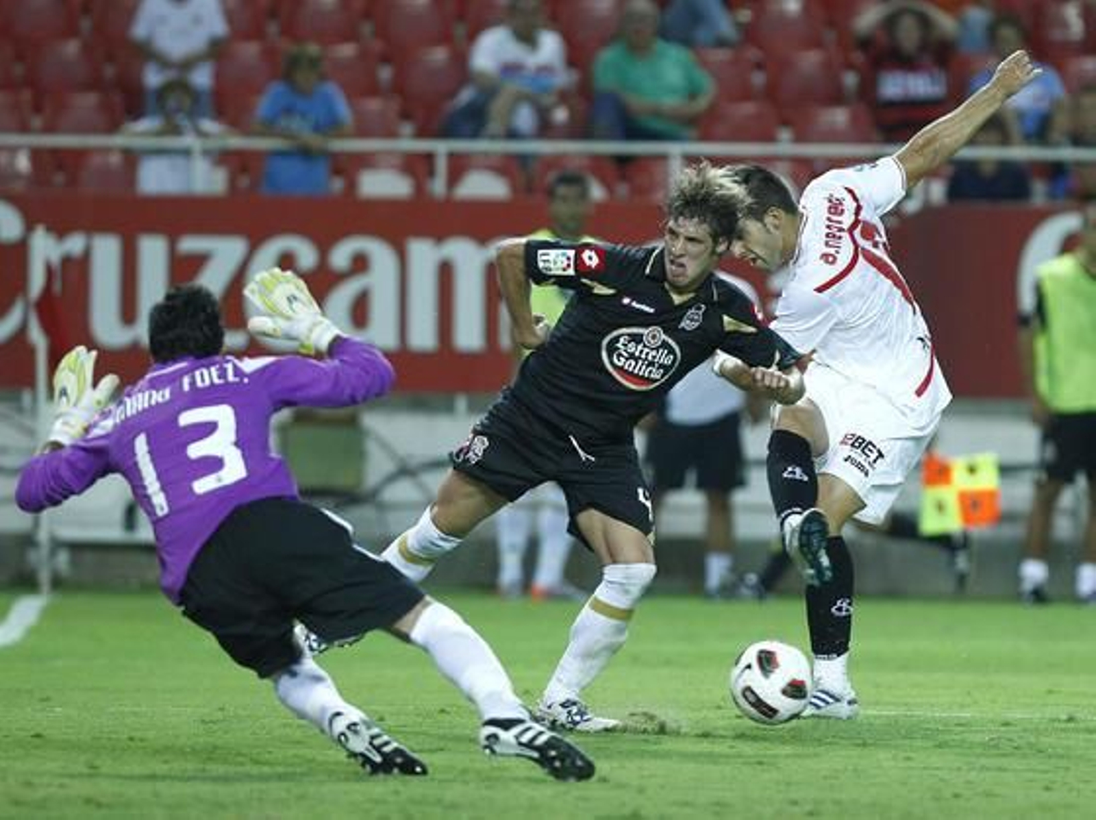 El Sevilla no puede superar al Deportivo de la Couruña en el Sánchez Pizjuán. / Antonio Pizarro