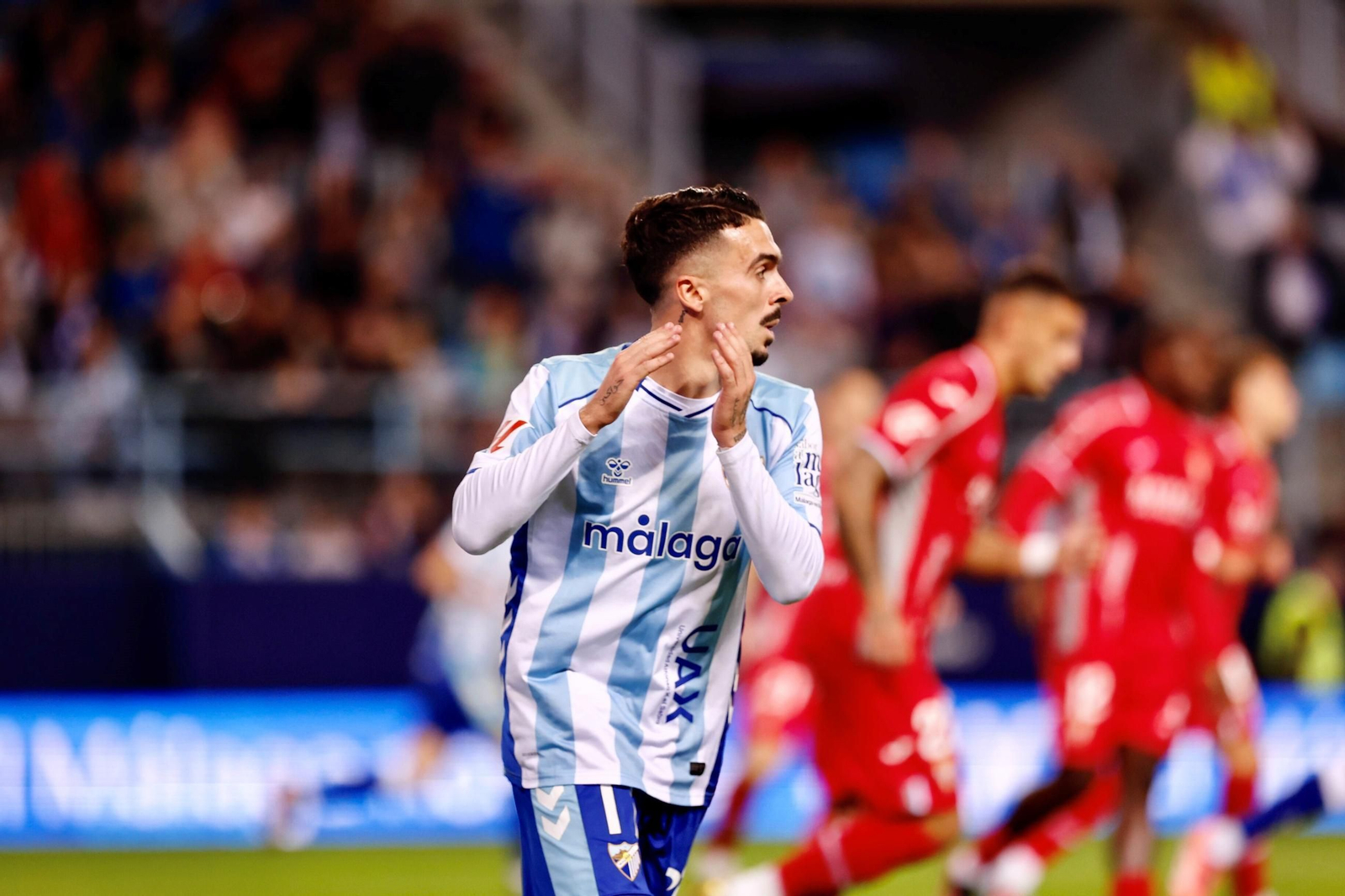 Las fotos del imponente ambiente en La Rosaleda en el Málaga - Córdoba CF