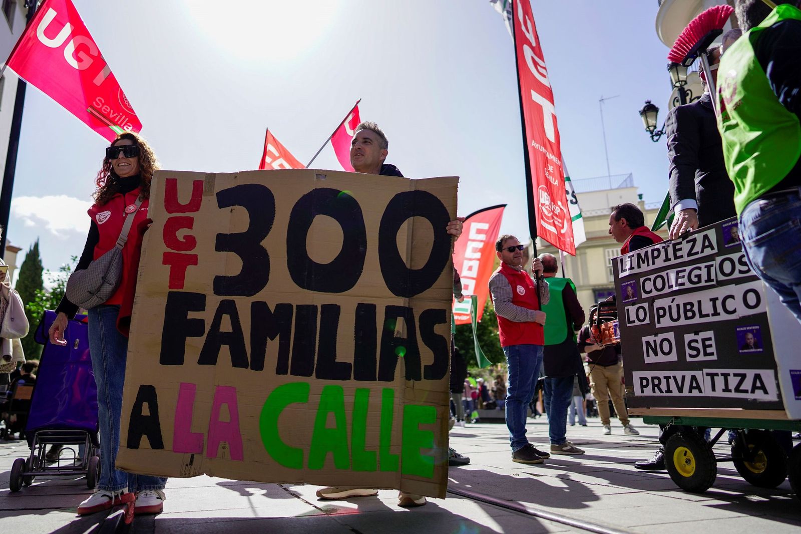 La manifestación a su paso por la avenida de la Constitución.