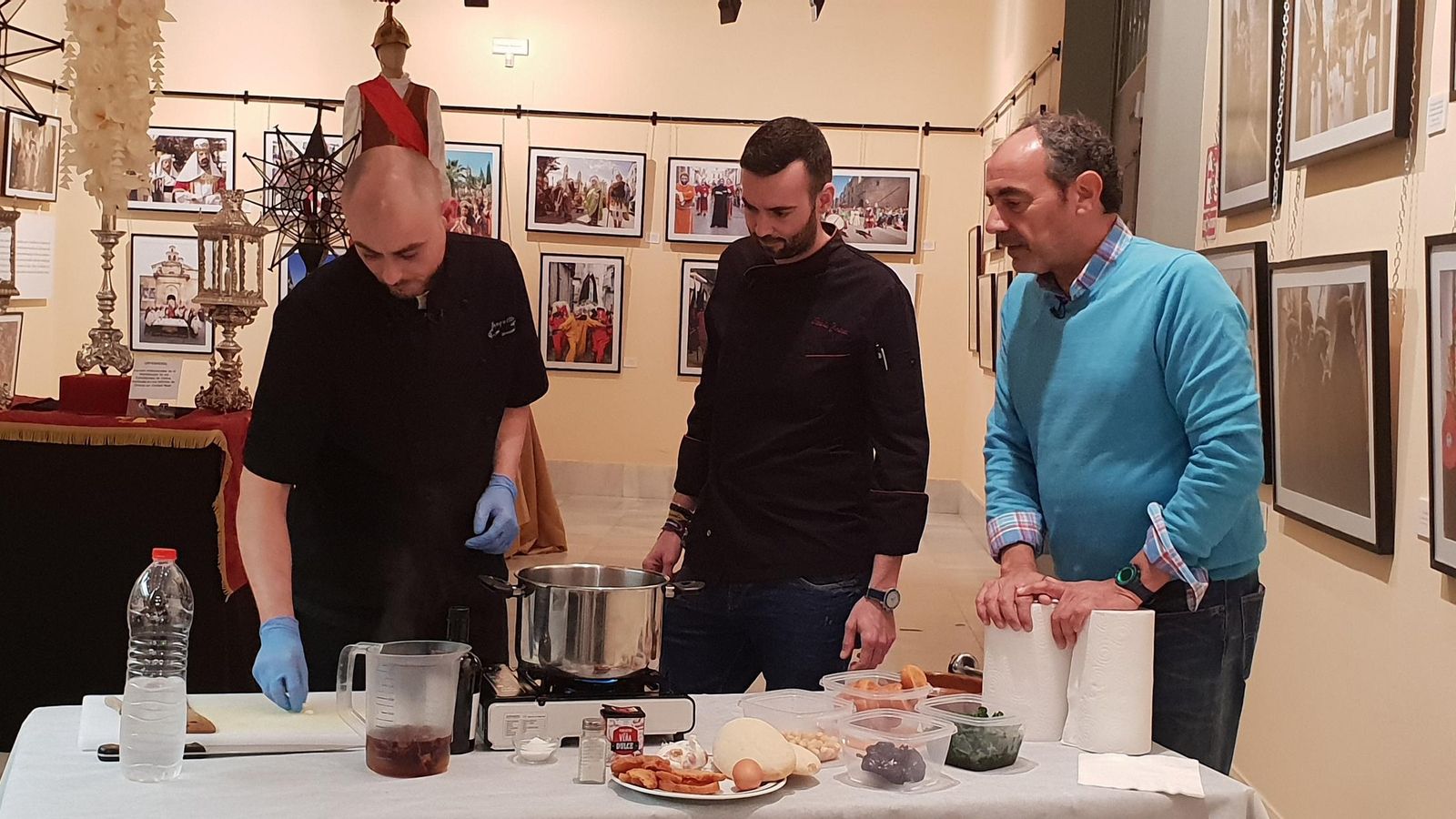 El chef Antonio junto a un chef ya  un vecino de Cabra.