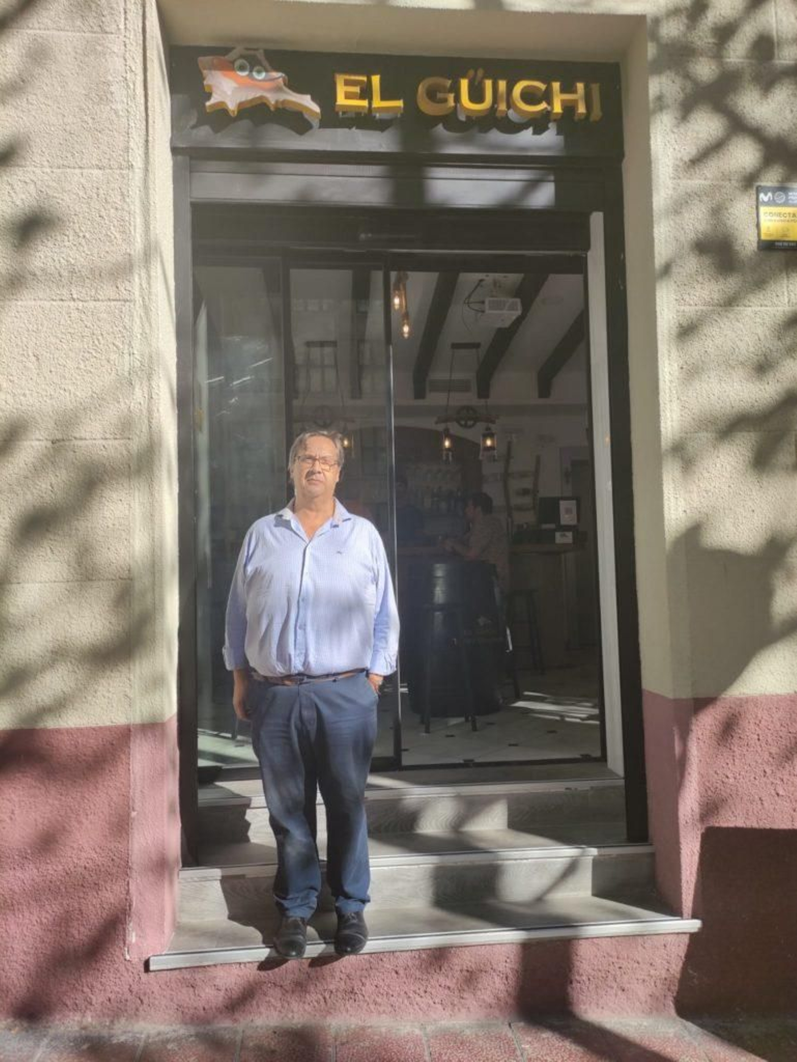 Antonio Foncubierta, a las puertas del restaurante de su propiedad que tiene abierto cerca de El Retiro, en Madrid