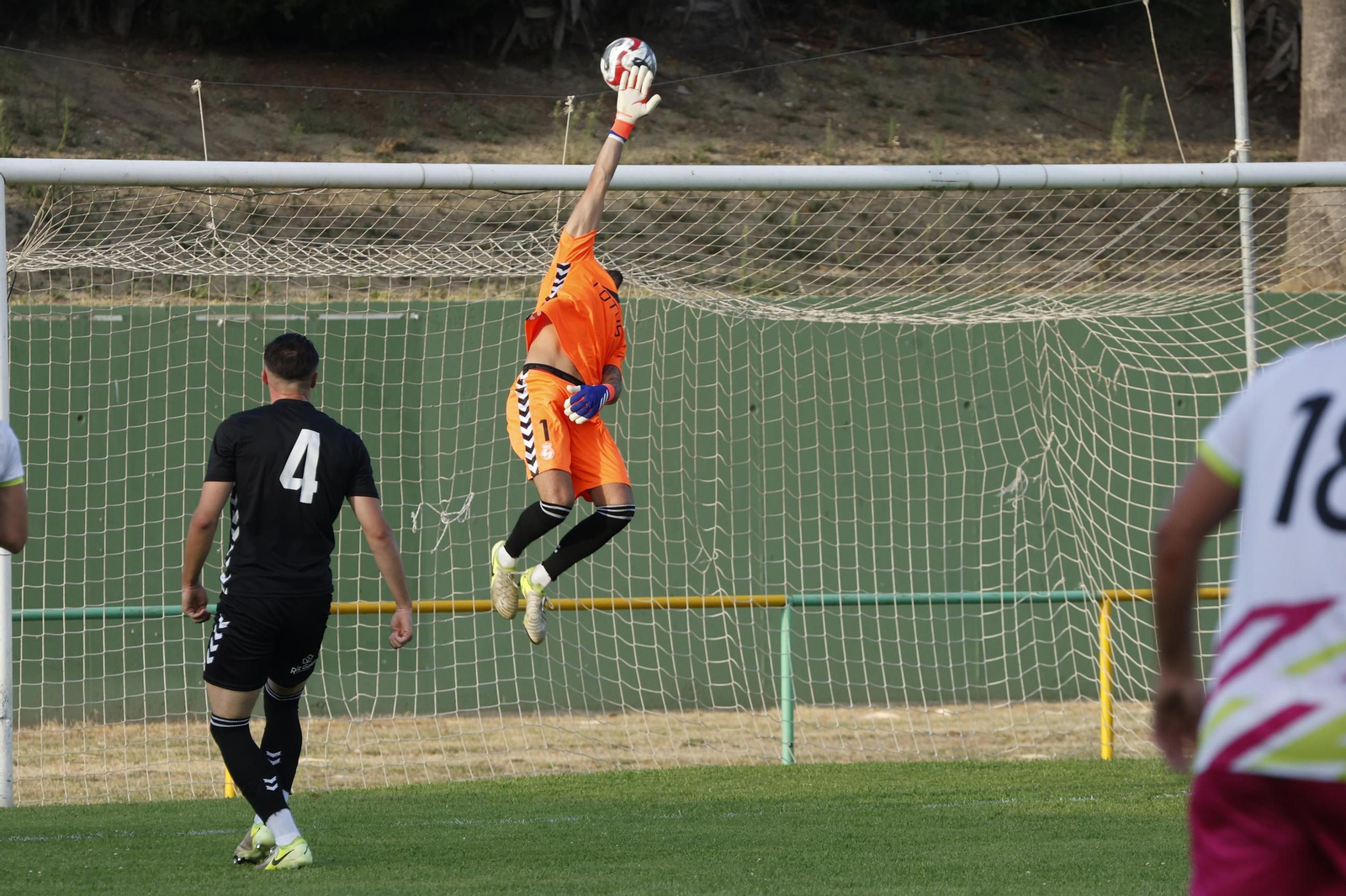 "Las fotos del partido de entrenamiento de la Balona con el Mons Calpe de Gibraltar"