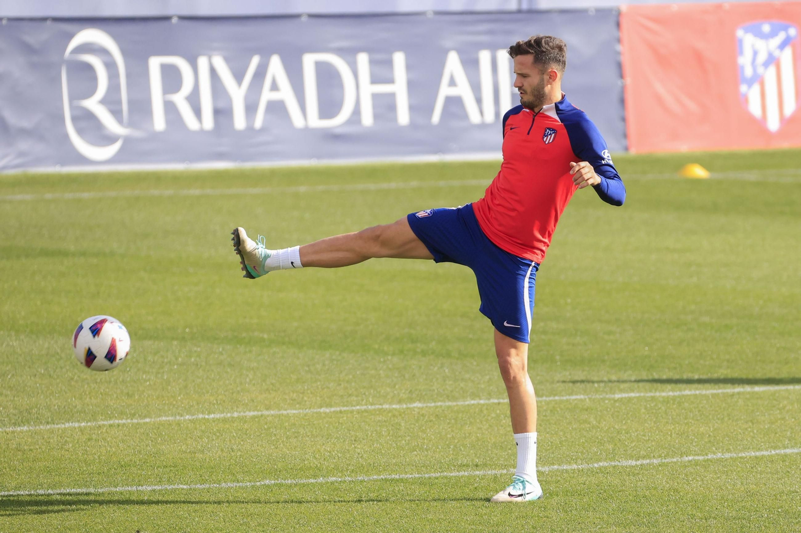 Las fotos del pobrísimo paso de Saúl Ñíguez por el Sevilla