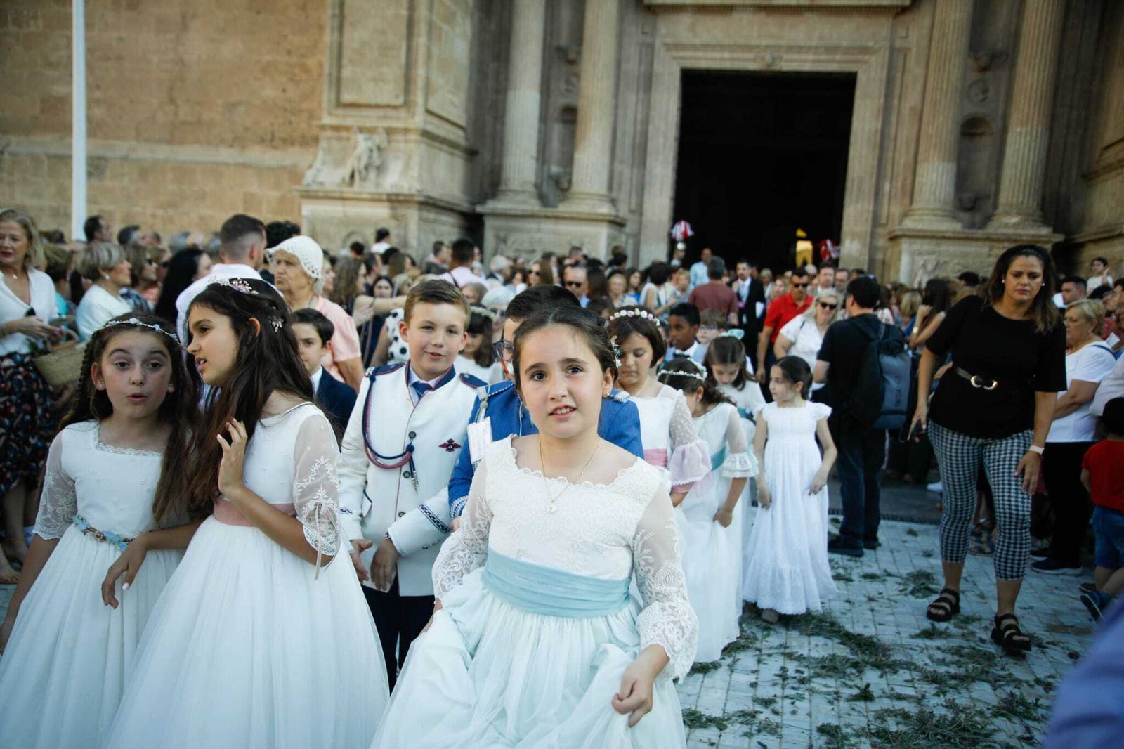 Imágenes de la procesión del Corpus Christi en Almería: así han sido la misa y la posterior marcha por la capital
