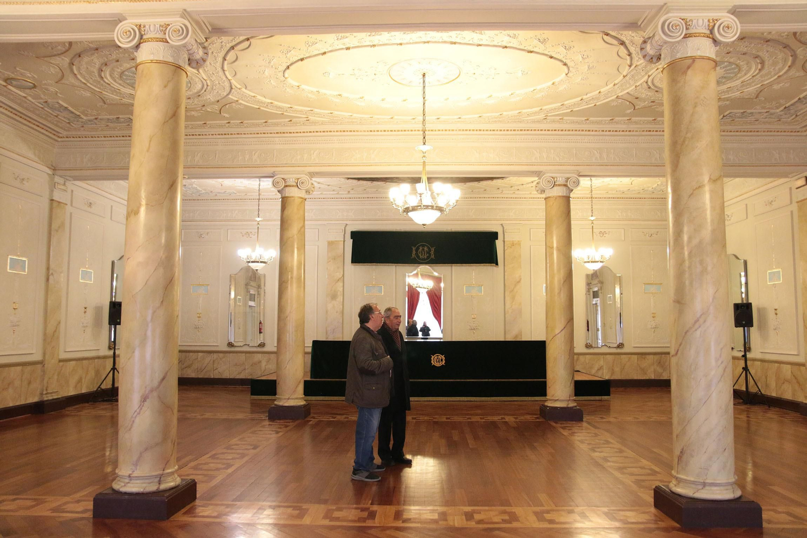 Así de espectaculares son los salones del Círculo Mercantil de Almería