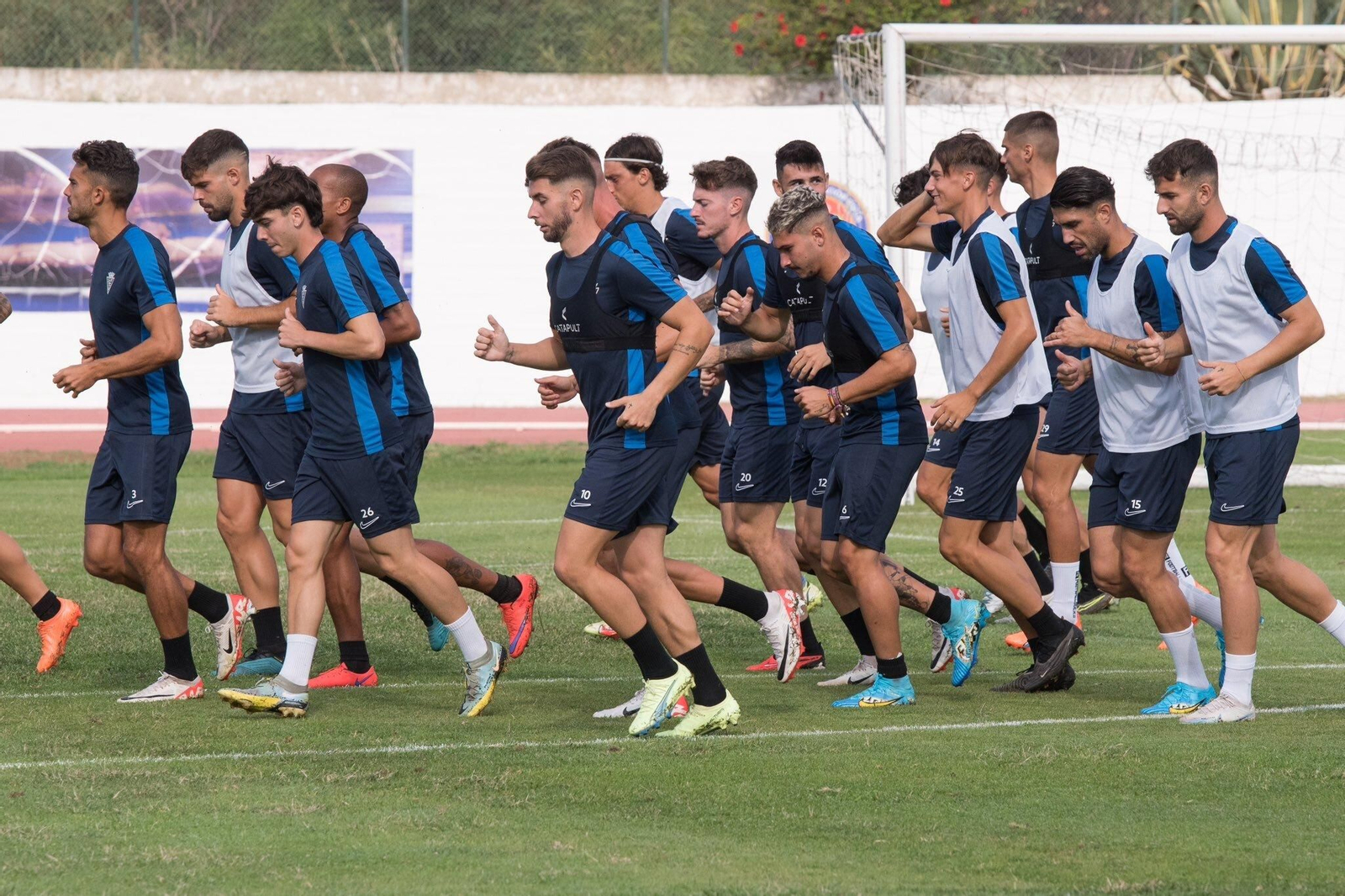 Imagen de carrera del grupo en el último entreno de la semana, en el campo de la Junta de Deportes.