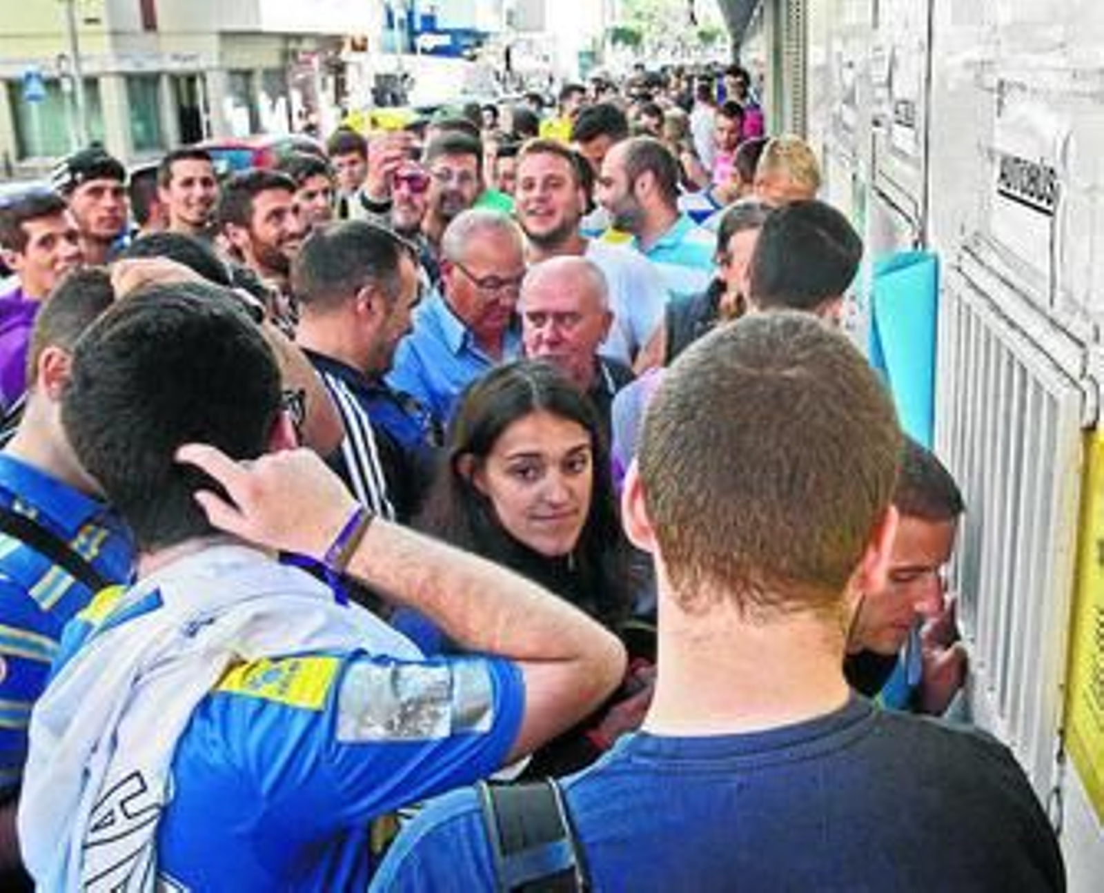 Colas de aficionados en las taquillas del Carranza.