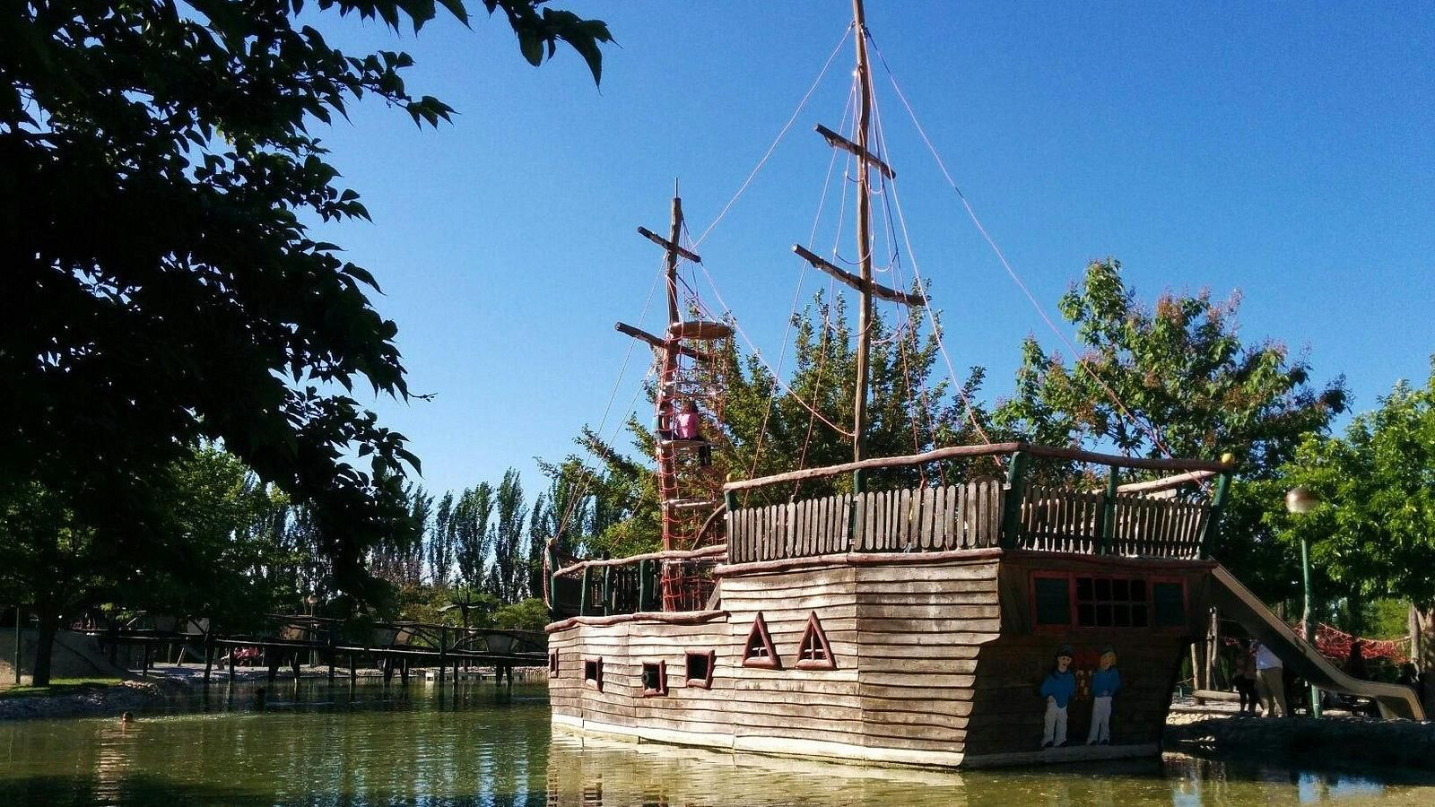 El barco de madera es uno de los elementos más llamativos de este parque infantil de Jaén.