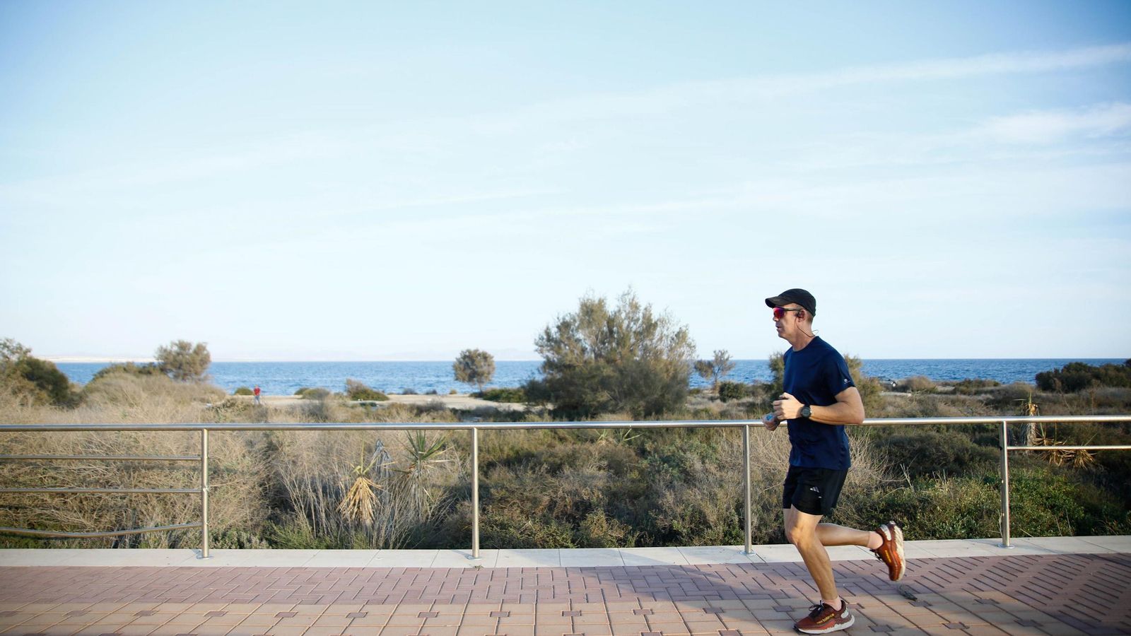 Una persona corriendo en el Paseo Marítimo de Almería. Una persona corriendo en el Paseo Marítimo de Almería.