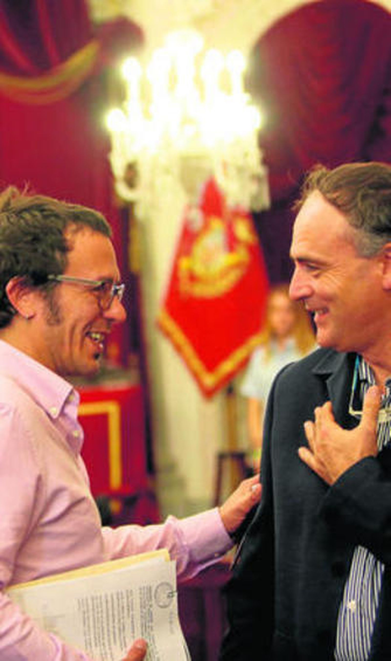 El alcalde conversa con el edil del PSOE Juan Cantero.