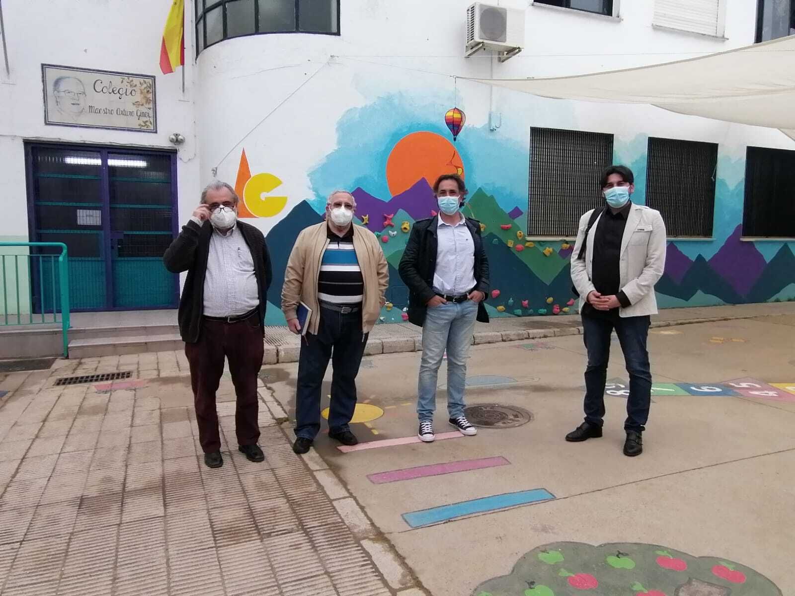 El presidente de la Asociación Vicente Aleixandre y el director del colegio, flanqueados por el el concejal y el diputado de Adelante.