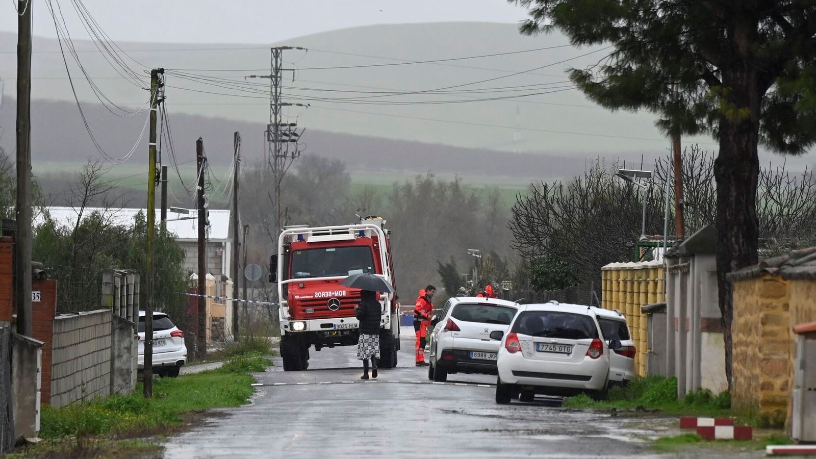 Los vecinos de Majaneque, tras el desalojo por la crecida del Guadalquivir.