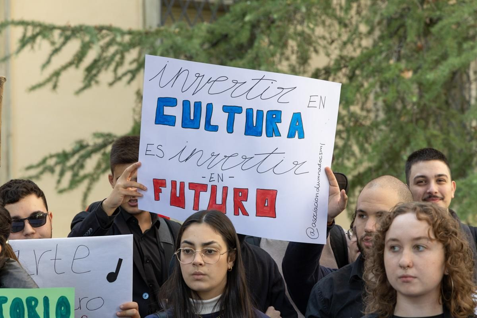 Concentración del alumnado del Conservatorio Superior de Música de Jaén para reclamar a la Junta de Andalucía que cumpla con los compromisos de dotación instrumental de la nueva sede