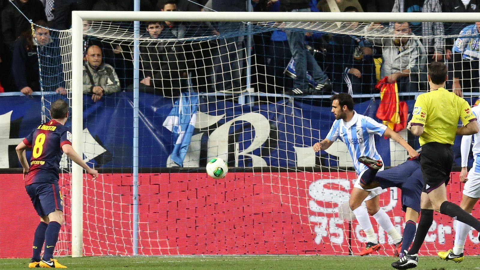Las fotos de Andrés Iniesta en La Rosaleda con España y el Barcelona Las fotos de Andrés Iniesta en La Rosaleda con España y el Barcelona