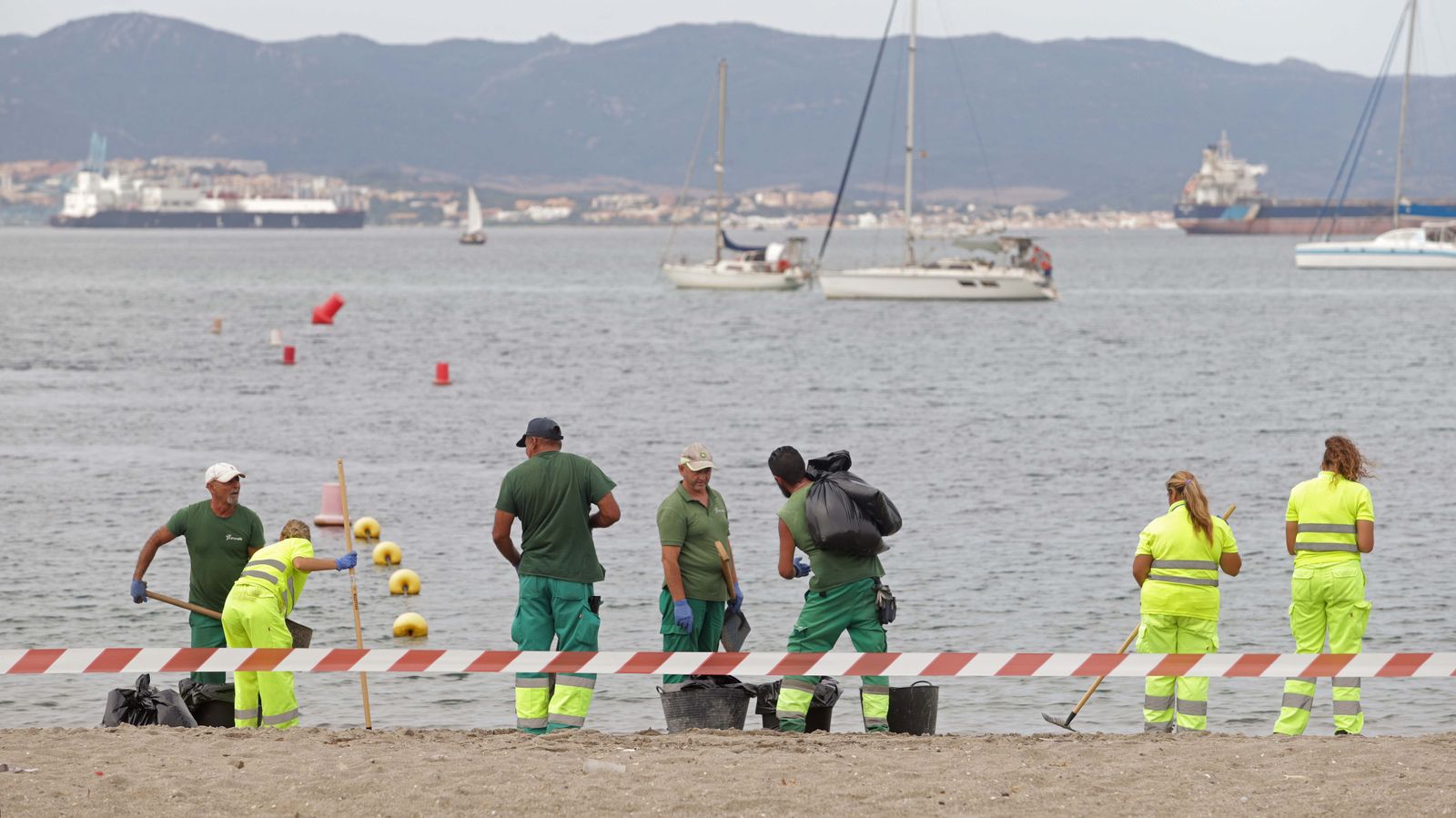 Trabajos de limpieza en la playa de Poniente de La Línea.
