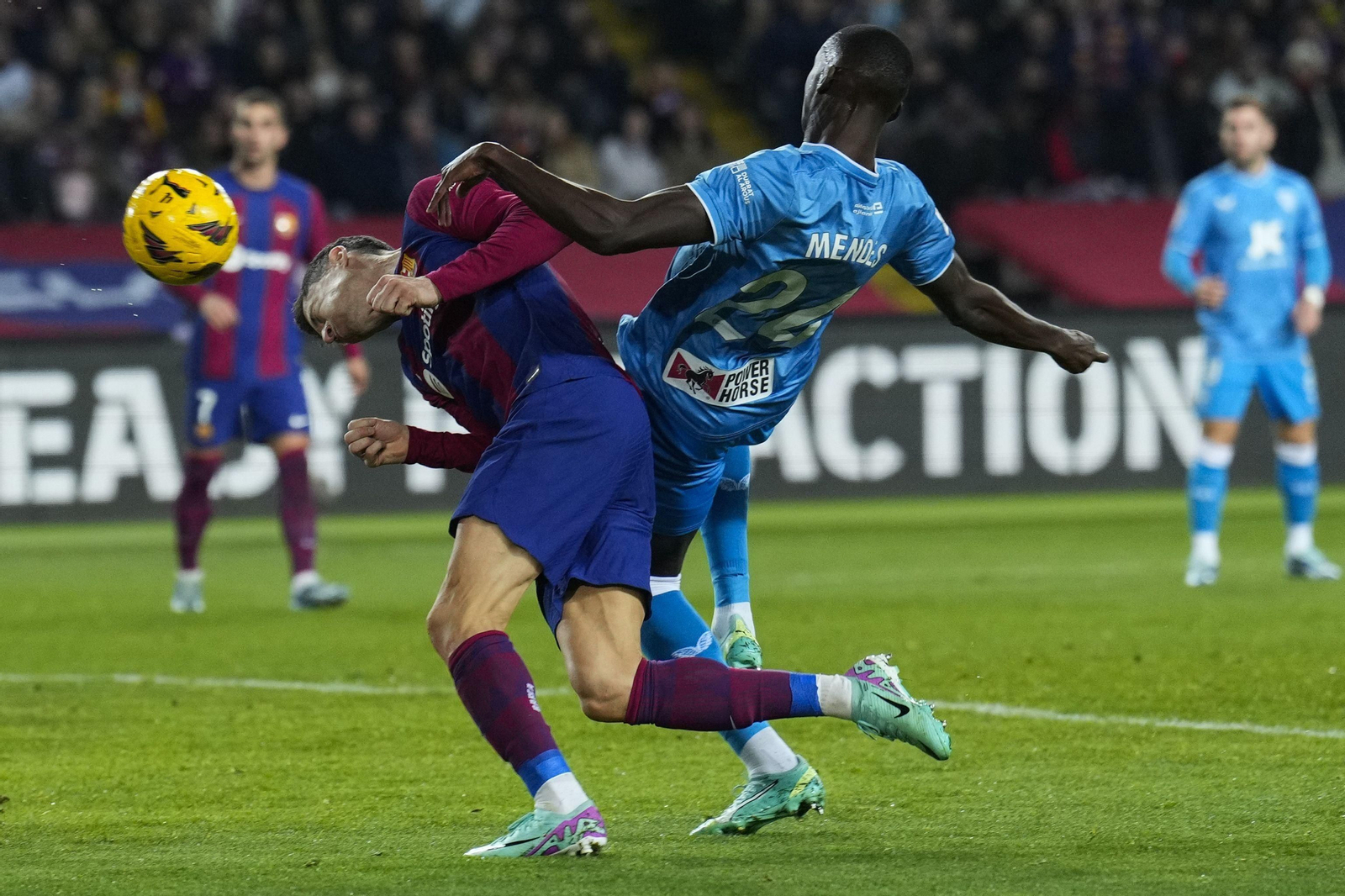 Mendes defendiendo a Lewandowski en Montjuic