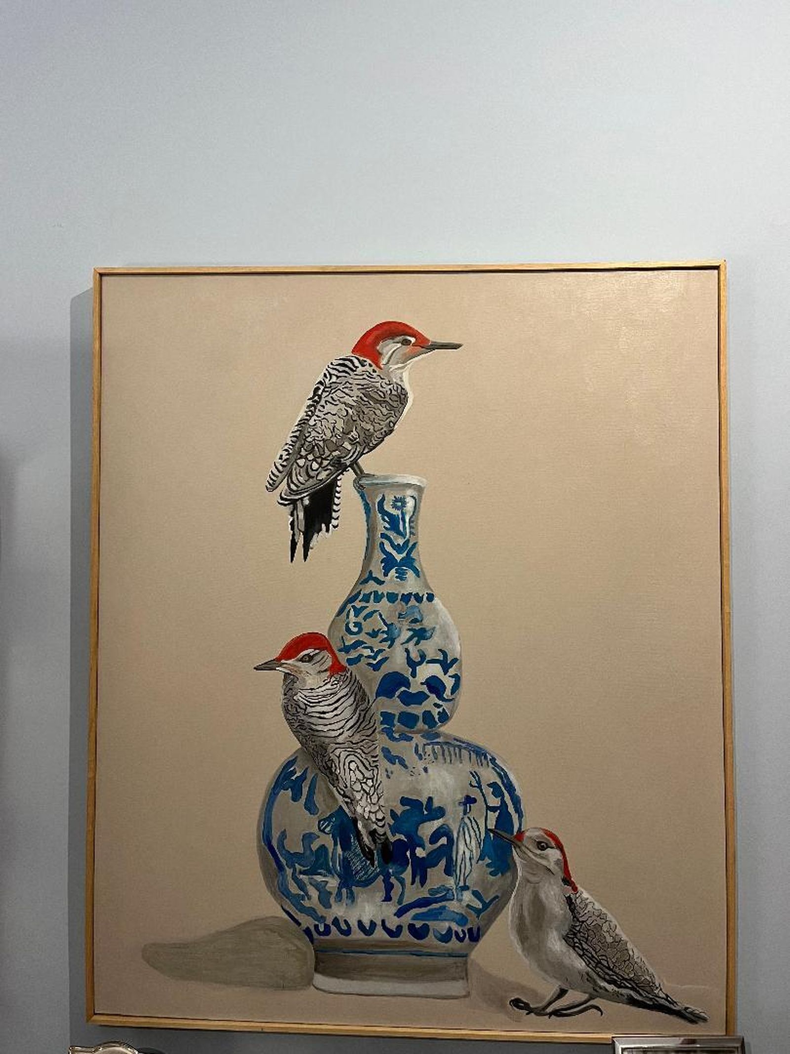 Una de las pinturas que decoran el salón.