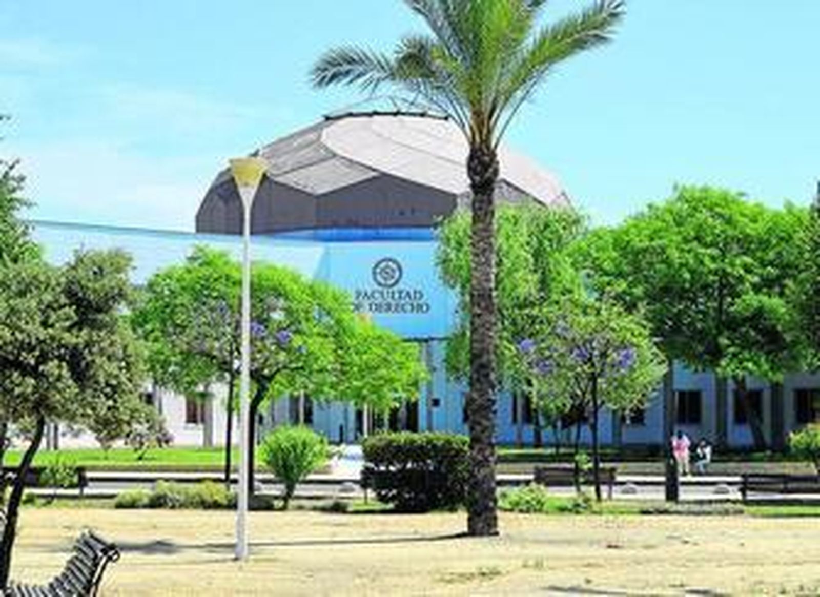 Fachada de la Facultad de Derecho, en el Campus del Carmen.