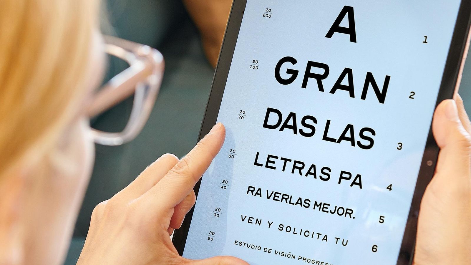 Si agrandas las letras para leer mejor es posible que tengas presbicia. FEDERÓPTICOS