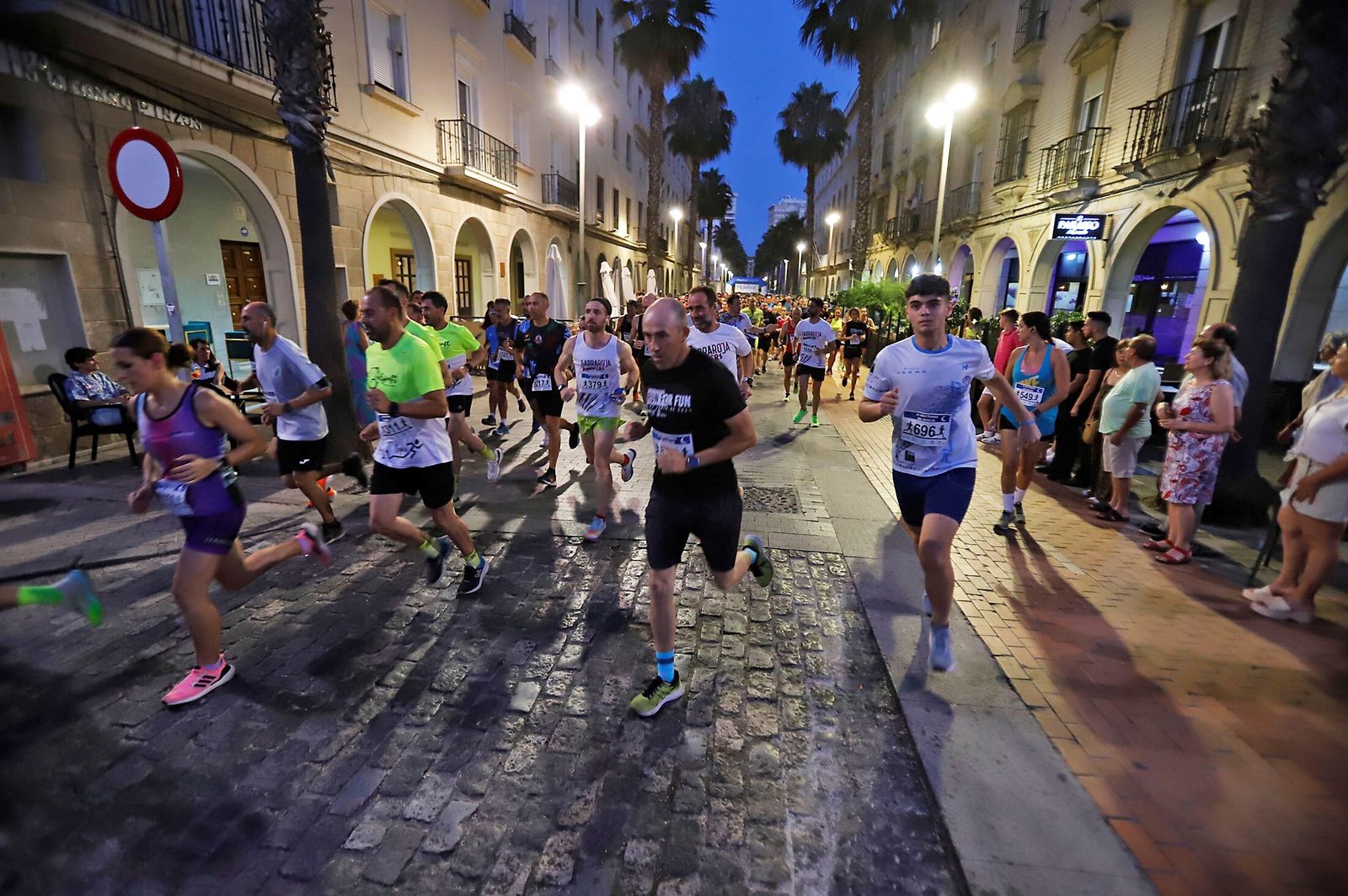 Participantes en la carrera nocturna de Huelva.