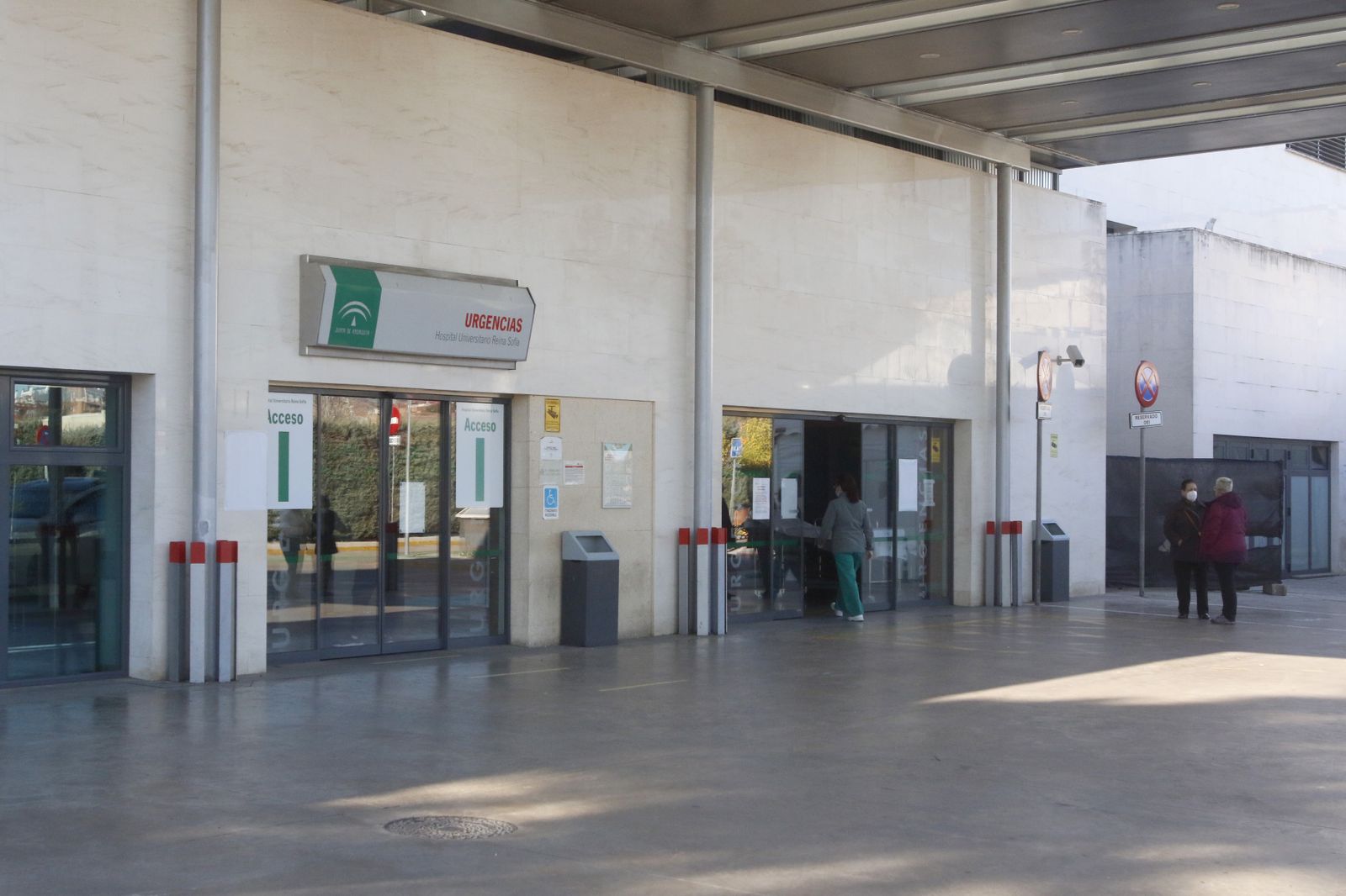 Entrada a Urgencias del Hospital Reina Sofía de Córdoba.
