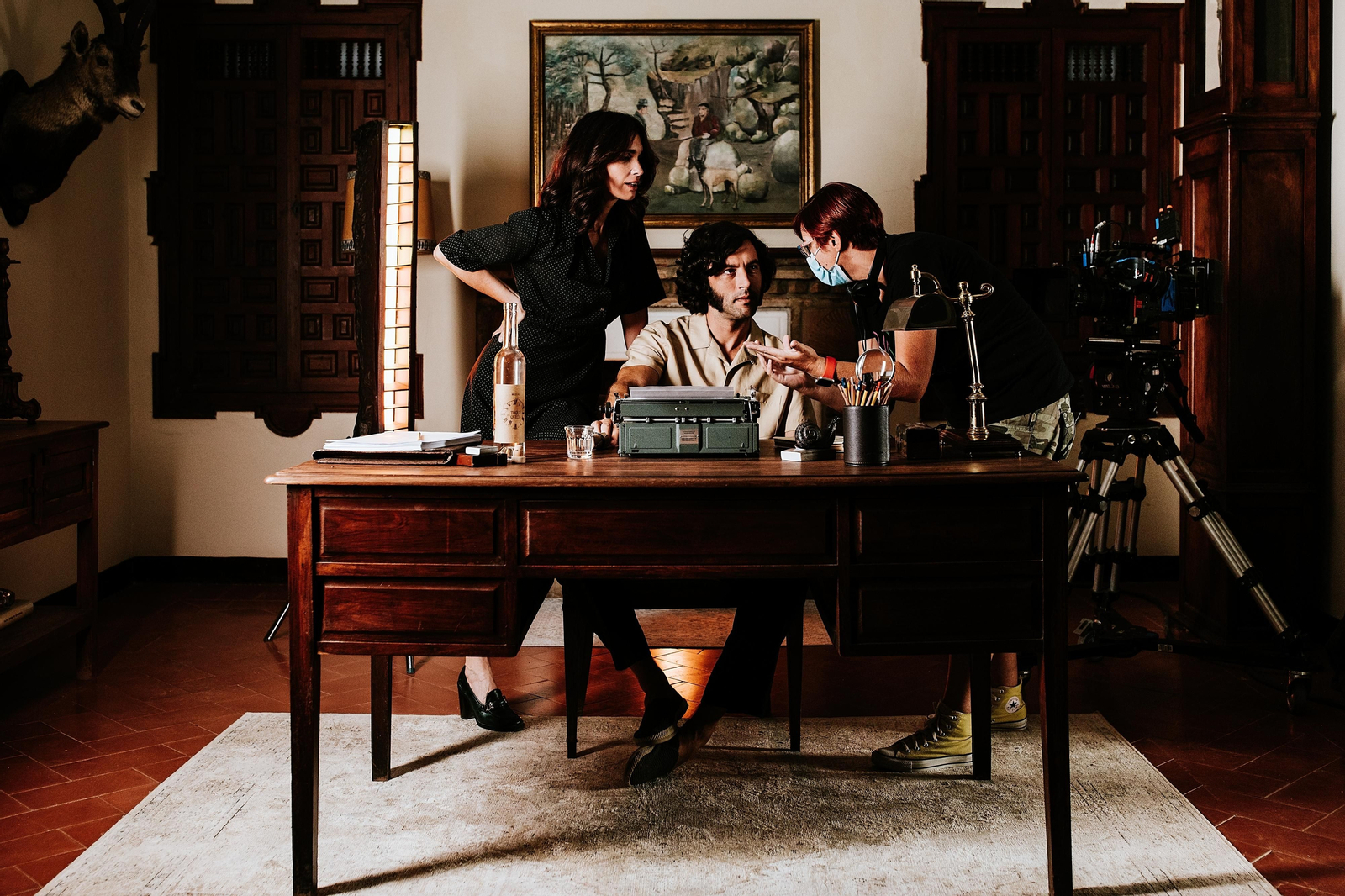 Macarena Astorga da instrucciones a Javier Rey y Paz Vega durante el rodaje de 'La casa del caracol'.