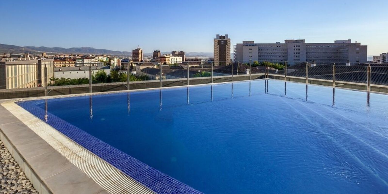 Conoce algunos de los mejores hoteles con piscina que se encuentran en la capital de Granada