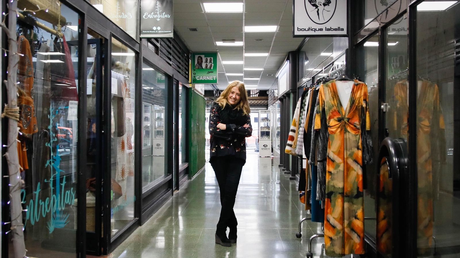 Carmen de Juan posa en la galería comercial del Paseo de Almería.