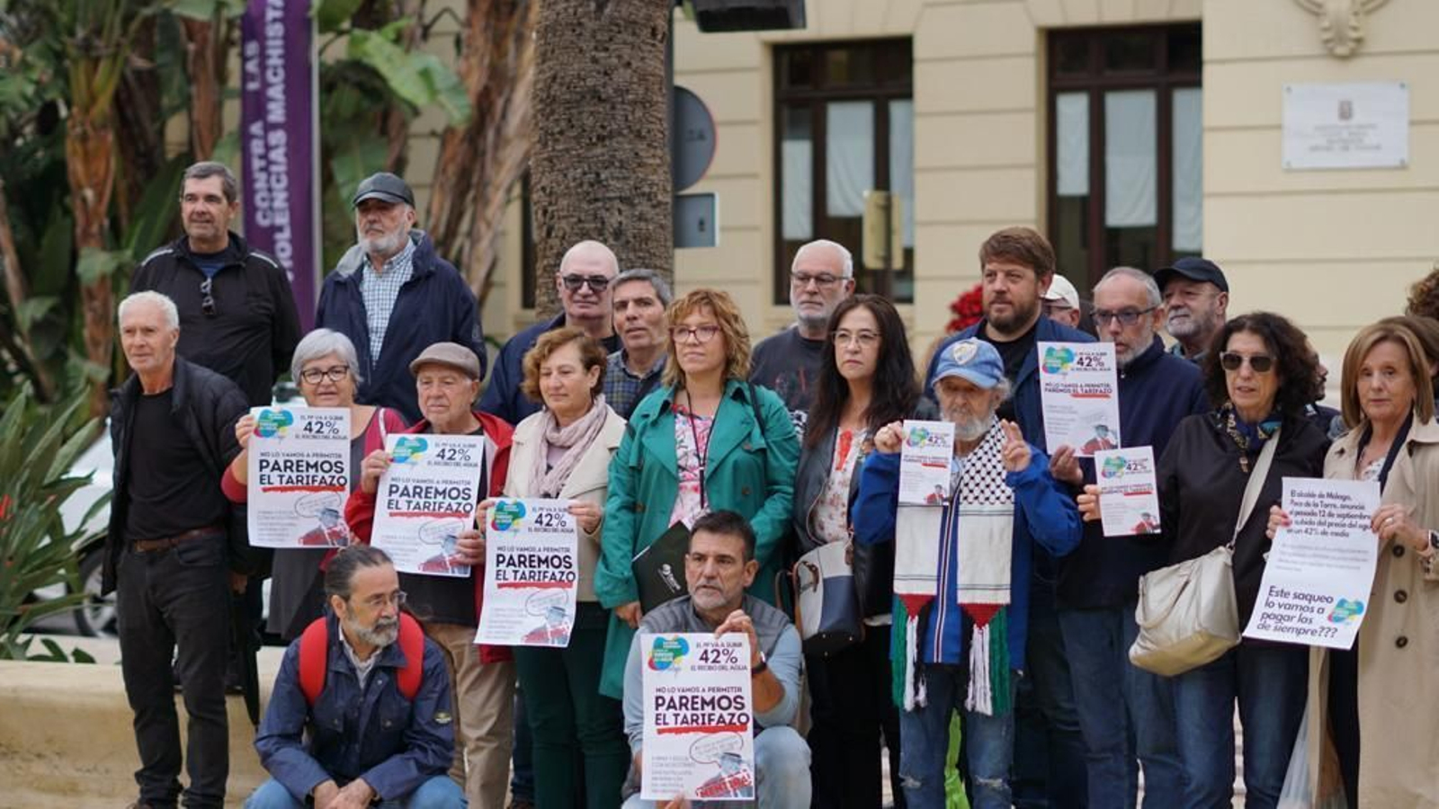 Parte de los asistentes a la protestas por la subida de la factura del agua frente al Ayuntamiento de Málaga, este viernes.