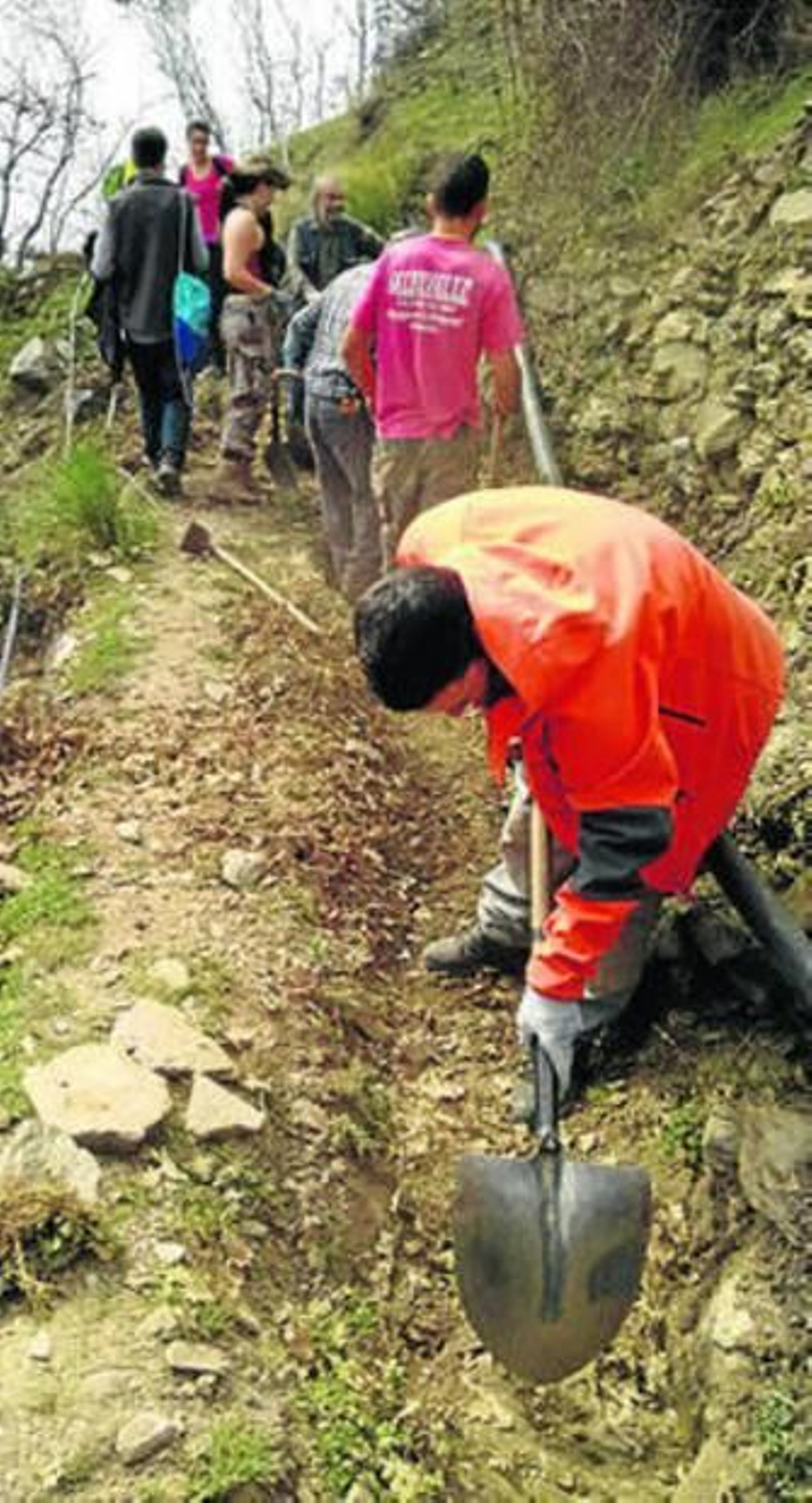 Limpiando la acequia.