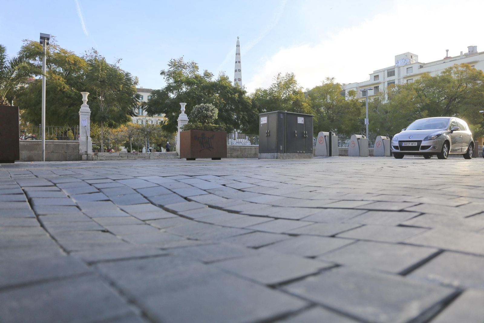 Imagen de una de las deformaciones detectadas en el paviminto de la Plaza de la Merced.