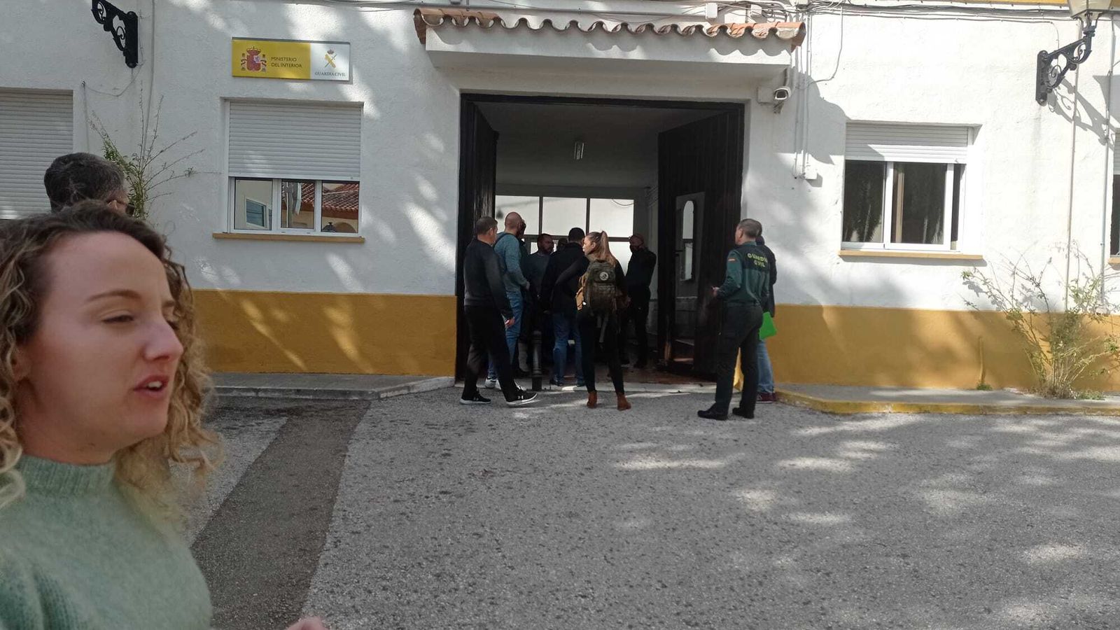 Varias personas, este martes, a la entrada del cuartel.