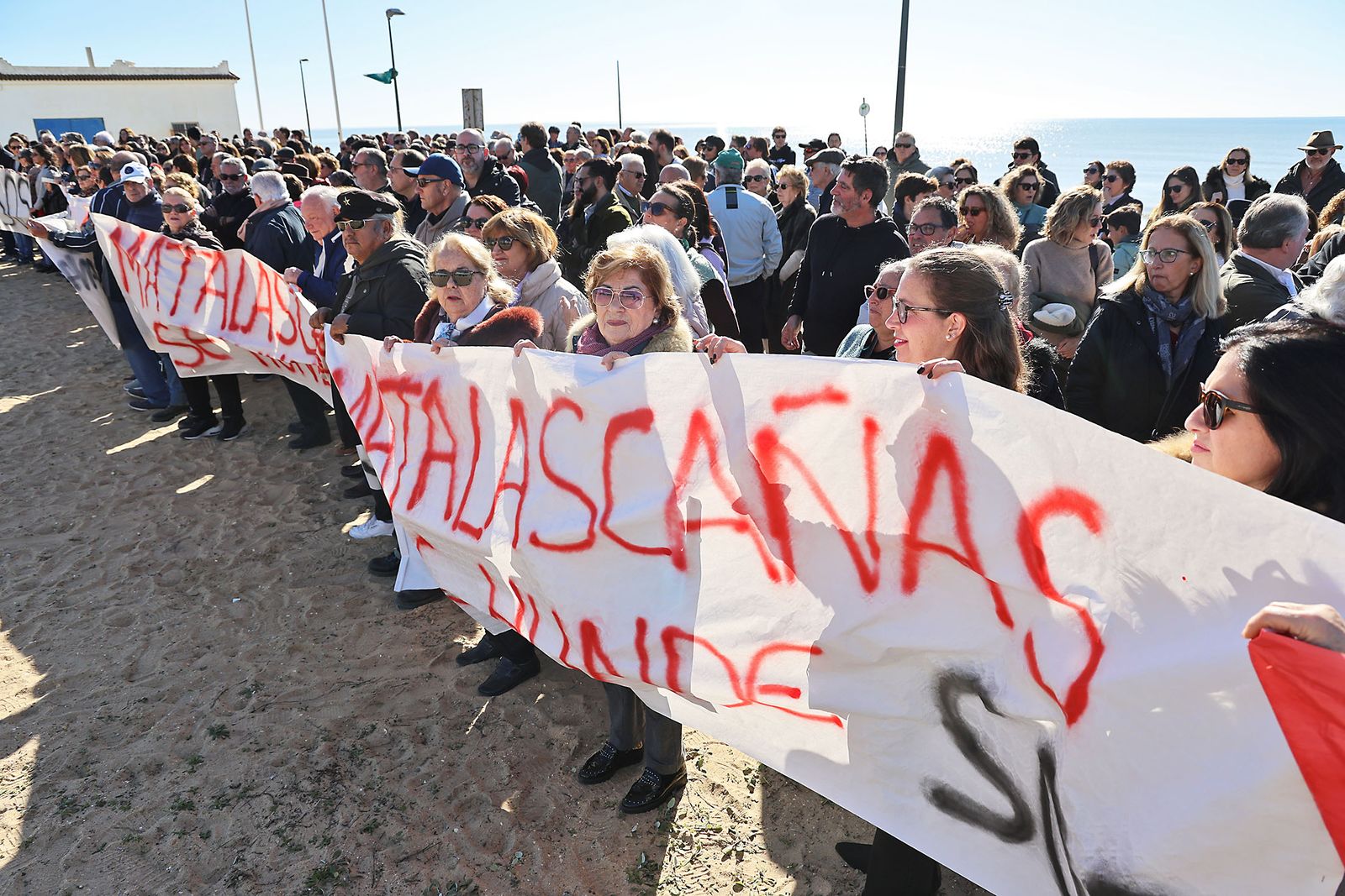 Fotografías de la concentración de los vecinos de Matalascañas tras los destrozos del paseo marítimo